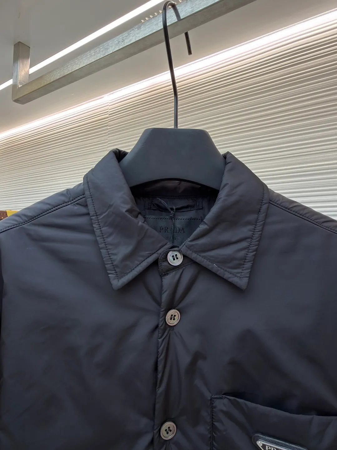 Prada shirt-style thin jacket ●Original version: Purchased and developed by 8469 ●Item number: 1681141-B50 ●Fabric: nylon fabric ●Technology: Positioning cutting machine ●Version: fitted version ●Weight: about 435 grams ●Size: S-M-L-XL ●Description: The brand's iconic recycled nylon fabric is selected, which has the same performance as traditional nylon and has high strength, tear resistance, wear resistance and other characteristics. It is lightweight and waterproof, suitable for various scenarios. Anti-wrinkle, quick-drying and easy to maintain on a daily basis. The collar, cuffs and hem are carefully cut and sewn to ensure that the entire cotton jacket looks refined and stylish. The iconic triangle logo design is cleverly integrated into the cotton clothing to enhance brand recognition. Prada shirts and cotton-padded clothes not only focus on beautiful design, but also emphasize practicality, ensuring that the wearer can feel warm and comfortable while enjoying fashion. The overall wiring is straight and delicate, the fabric is comfortable and soft, and the color is consistent without color difference. It can be matched with the same style to create a fashionable look and control various occasions. Customized accessories, complete with three standards, same style for men and women!