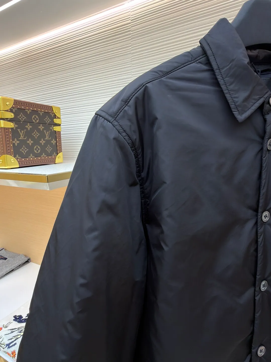 Prada shirt-style thin jacket ●Original version: Purchased and developed by 8469 ●Item number: 1681141-B50 ●Fabric: nylon fabric ●Technology: Positioning cutting machine ●Version: fitted version ●Weight: about 435 grams ●Size: S-M-L-XL ●Description: The brand's iconic recycled nylon fabric is selected, which has the same performance as traditional nylon and has high strength, tear resistance, wear resistance and other characteristics. It is lightweight and waterproof, suitable for various scenarios. Anti-wrinkle, quick-drying and easy to maintain on a daily basis. The collar, cuffs and hem are carefully cut and sewn to ensure that the entire cotton jacket looks refined and stylish. The iconic triangle logo design is cleverly integrated into the cotton clothing to enhance brand recognition. Prada shirts and cotton-padded clothes not only focus on beautiful design, but also emphasize practicality, ensuring that the wearer can feel warm and comfortable while enjoying fashion. The overall wiring is straight and delicate, the fabric is comfortable and soft, and the color is consistent without color difference. It can be matched with the same style to create a fashionable look and control various occasions. Customized accessories, complete with three standards, same style for men and women!