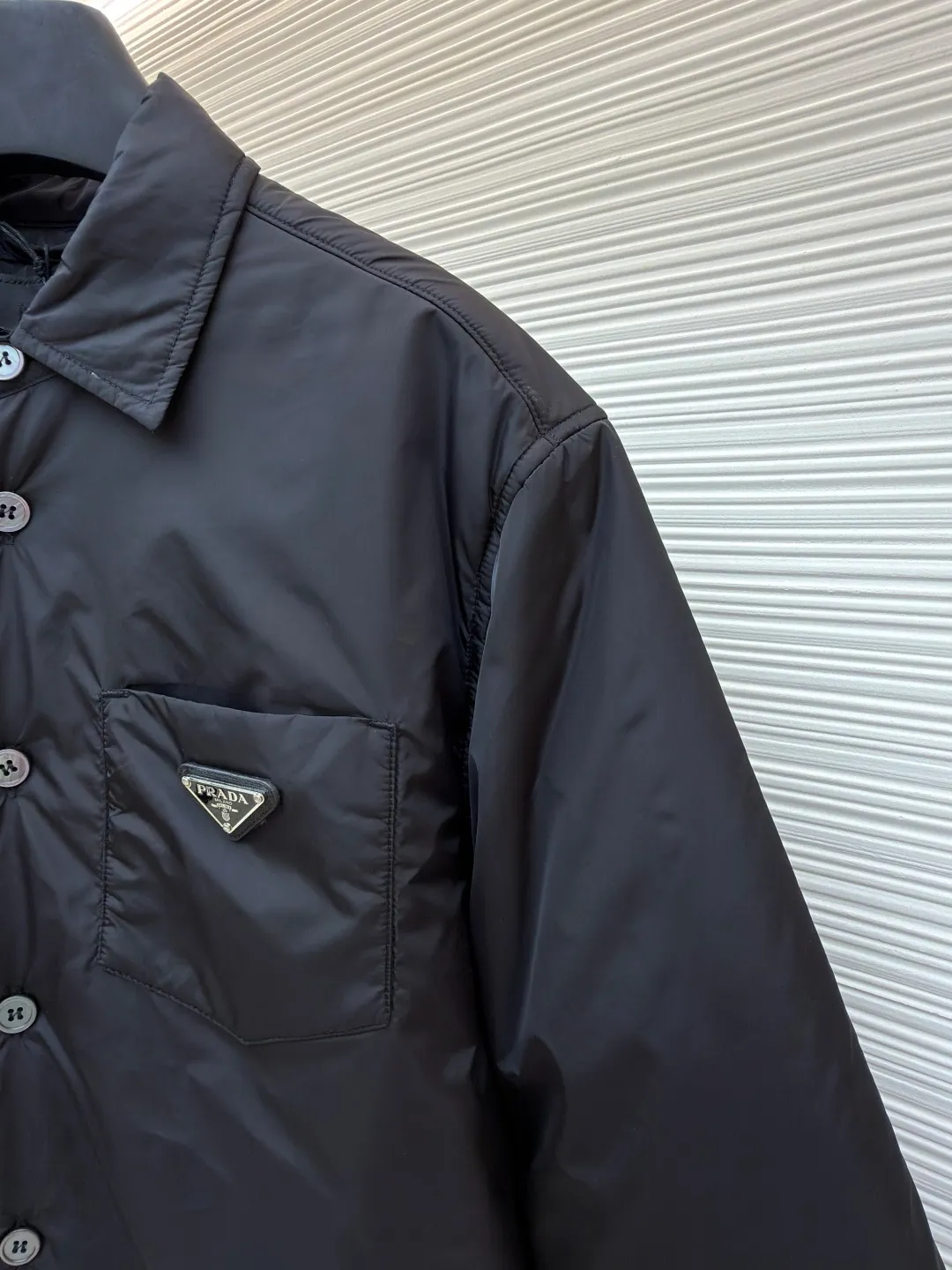 Prada shirt-style thin jacket ●Original version: Purchased and developed by 8469 ●Item number: 1681141-B50 ●Fabric: nylon fabric ●Technology: Positioning cutting machine ●Version: fitted version ●Weight: about 435 grams ●Size: S-M-L-XL ●Description: The brand's iconic recycled nylon fabric is selected, which has the same performance as traditional nylon and has high strength, tear resistance, wear resistance and other characteristics. It is lightweight and waterproof, suitable for various scenarios. Anti-wrinkle, quick-drying and easy to maintain on a daily basis. The collar, cuffs and hem are carefully cut and sewn to ensure that the entire cotton jacket looks refined and stylish. The iconic triangle logo design is cleverly integrated into the cotton clothing to enhance brand recognition. Prada shirts and cotton-padded clothes not only focus on beautiful design, but also emphasize practicality, ensuring that the wearer can feel warm and comfortable while enjoying fashion. The overall wiring is straight and delicate, the fabric is comfortable and soft, and the color is consistent without color difference. It can be matched with the same style to create a fashionable look and control various occasions. Customized accessories, complete with three standards, same style for men and women!