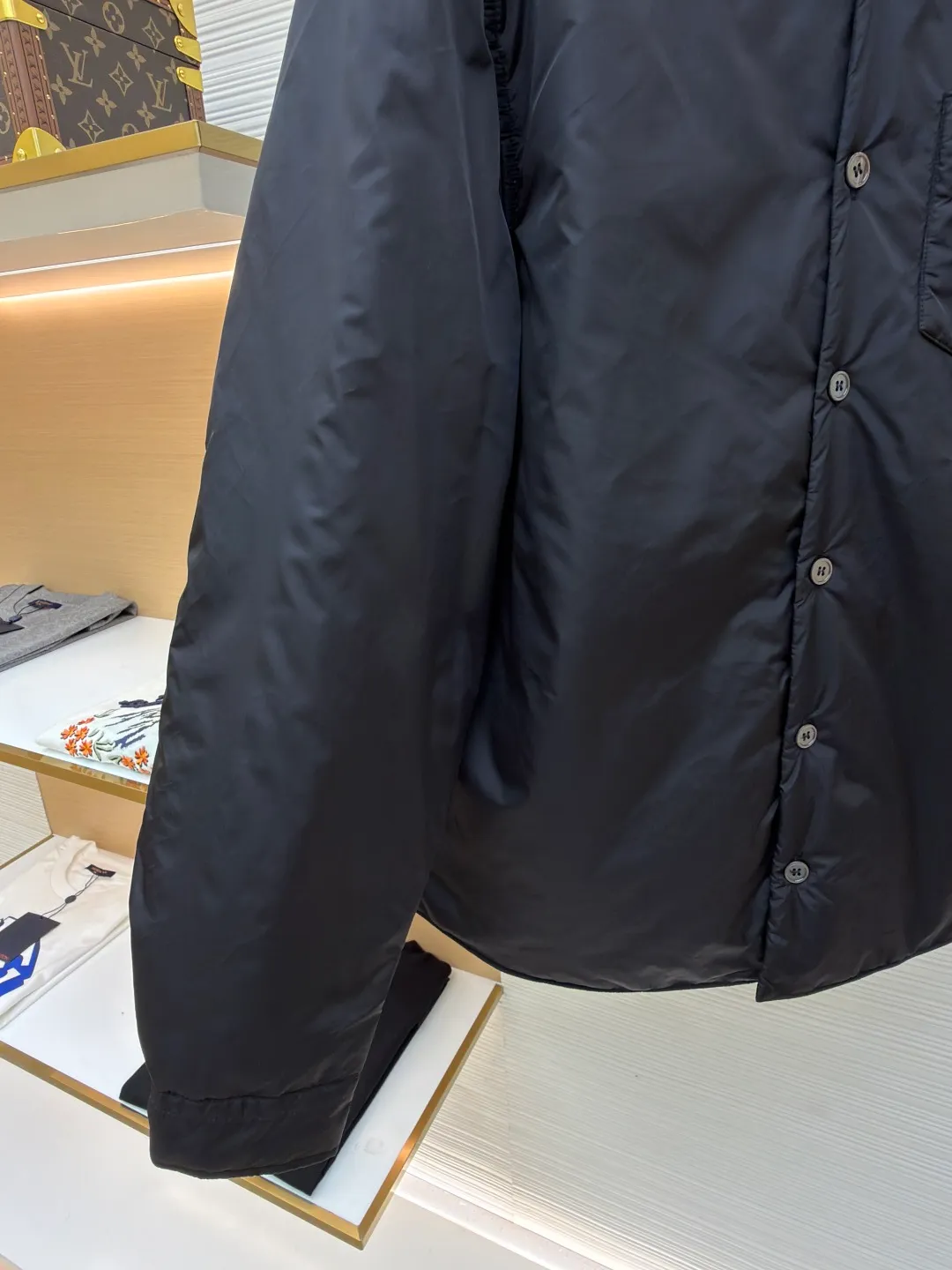 Prada shirt-style thin jacket ●Original version: Purchased and developed by 8469 ●Item number: 1681141-B50 ●Fabric: nylon fabric ●Technology: Positioning cutting machine ●Version: fitted version ●Weight: about 435 grams ●Size: S-M-L-XL ●Description: The brand's iconic recycled nylon fabric is selected, which has the same performance as traditional nylon and has high strength, tear resistance, wear resistance and other characteristics. It is lightweight and waterproof, suitable for various scenarios. Anti-wrinkle, quick-drying and easy to maintain on a daily basis. The collar, cuffs and hem are carefully cut and sewn to ensure that the entire cotton jacket looks refined and stylish. The iconic triangle logo design is cleverly integrated into the cotton clothing to enhance brand recognition. Prada shirts and cotton-padded clothes not only focus on beautiful design, but also emphasize practicality, ensuring that the wearer can feel warm and comfortable while enjoying fashion. The overall wiring is straight and delicate, the fabric is comfortable and soft, and the color is consistent without color difference. It can be matched with the same style to create a fashionable look and control various occasions. Customized accessories, complete with three standards, same style for men and women!