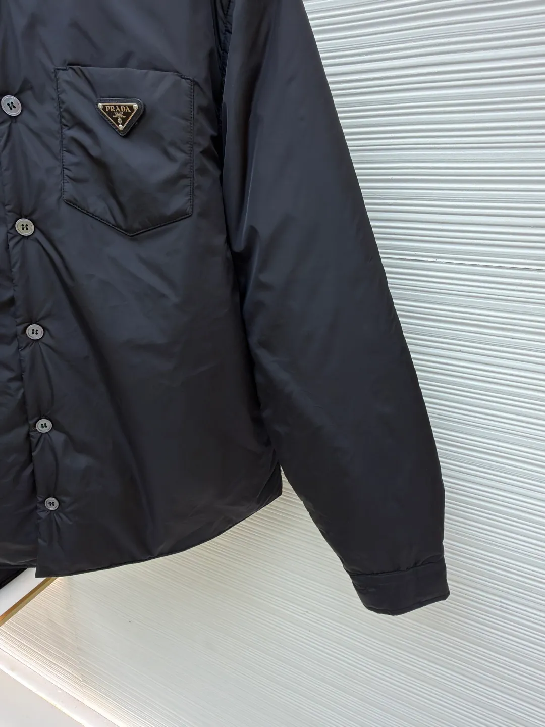 Prada shirt-style thin jacket ●Original version: Purchased and developed by 8469 ●Item number: 1681141-B50 ●Fabric: nylon fabric ●Technology: Positioning cutting machine ●Version: fitted version ●Weight: about 435 grams ●Size: S-M-L-XL ●Description: The brand's iconic recycled nylon fabric is selected, which has the same performance as traditional nylon and has high strength, tear resistance, wear resistance and other characteristics. It is lightweight and waterproof, suitable for various scenarios. Anti-wrinkle, quick-drying and easy to maintain on a daily basis. The collar, cuffs and hem are carefully cut and sewn to ensure that the entire cotton jacket looks refined and stylish. The iconic triangle logo design is cleverly integrated into the cotton clothing to enhance brand recognition. Prada shirts and cotton-padded clothes not only focus on beautiful design, but also emphasize practicality, ensuring that the wearer can feel warm and comfortable while enjoying fashion. The overall wiring is straight and delicate, the fabric is comfortable and soft, and the color is consistent without color difference. It can be matched with the same style to create a fashionable look and control various occasions. Customized accessories, complete with three standards, same style for men and women!
