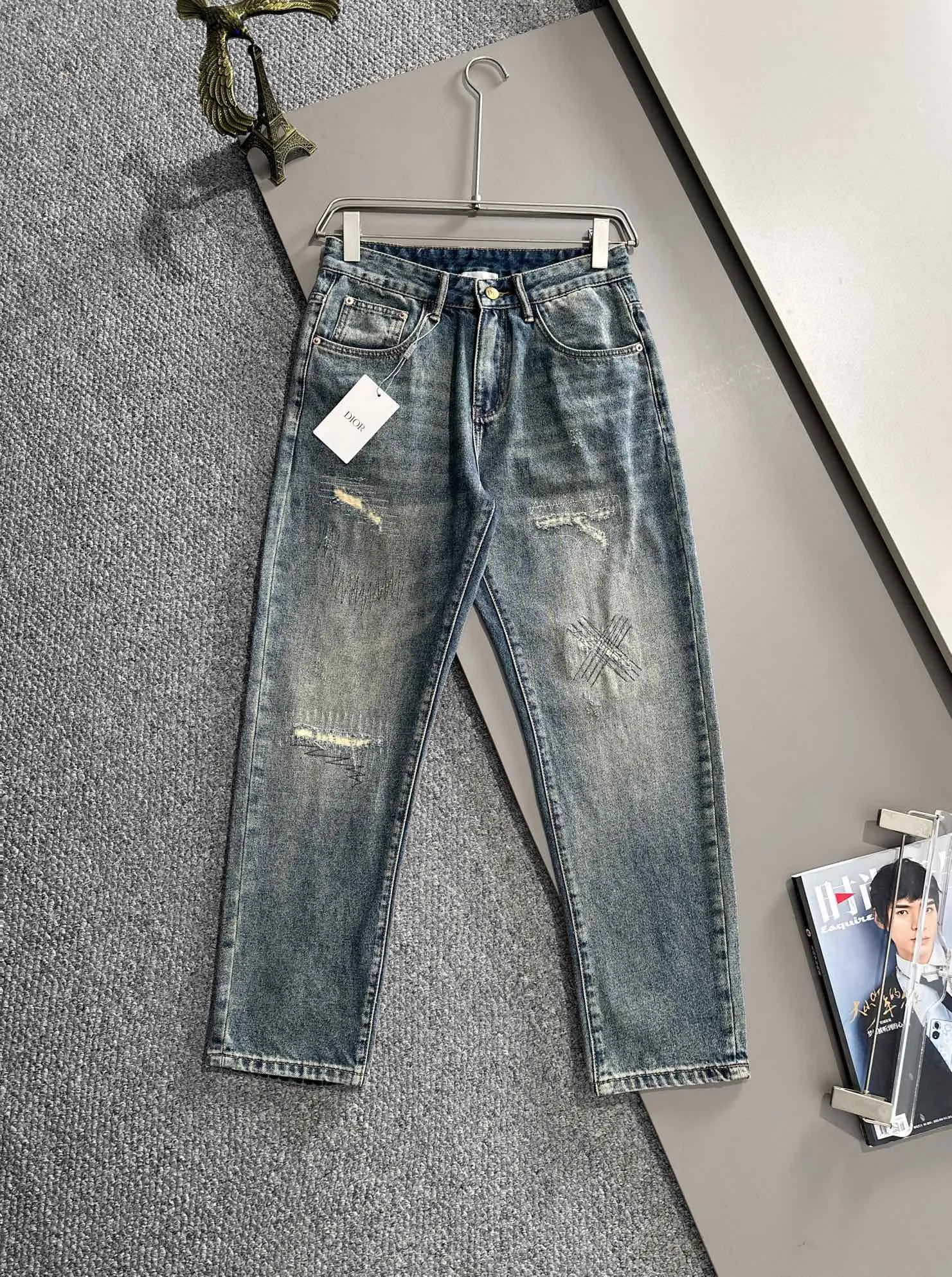 🅿️400 Dior 2025 Four Seasons Loose Jeans Straight Trousers, the trend in the trend! Many fashion bloggers control the upper body. The water is woven from imported Japanese Denim plain cotton denim fabric. It has three standards, is soft, delicate, comfortable and breathable. The color has a modern and fashionable vicissitudes. The upper body is versatile and fashionable! Light luxury, a must-have item for daily commuting! Code number: 28-40 (please state your height and weight when placing an order)