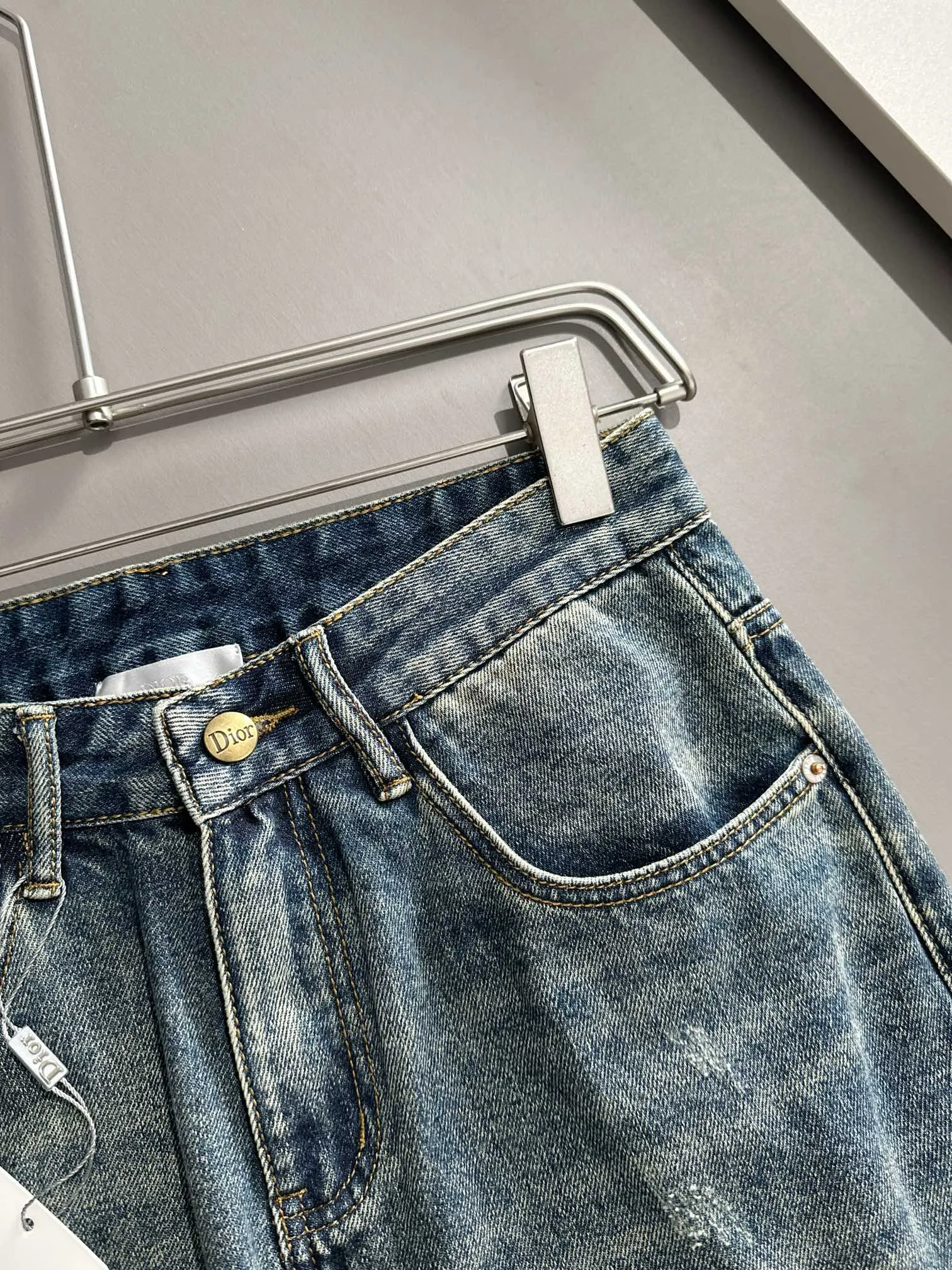🅿️400 Dior 2025 Four Seasons Loose Jeans Straight Trousers, the trend in the trend! Many fashion bloggers control the upper body. The water is woven from imported Japanese Denim plain cotton denim fabric. It has three standards, is soft, delicate, comfortable and breathable. The color has a modern and fashionable vicissitudes. The upper body is versatile and fashionable! Light luxury, a must-have item for daily commuting! Code number: 28-40 (please state your height and weight when placing an order)