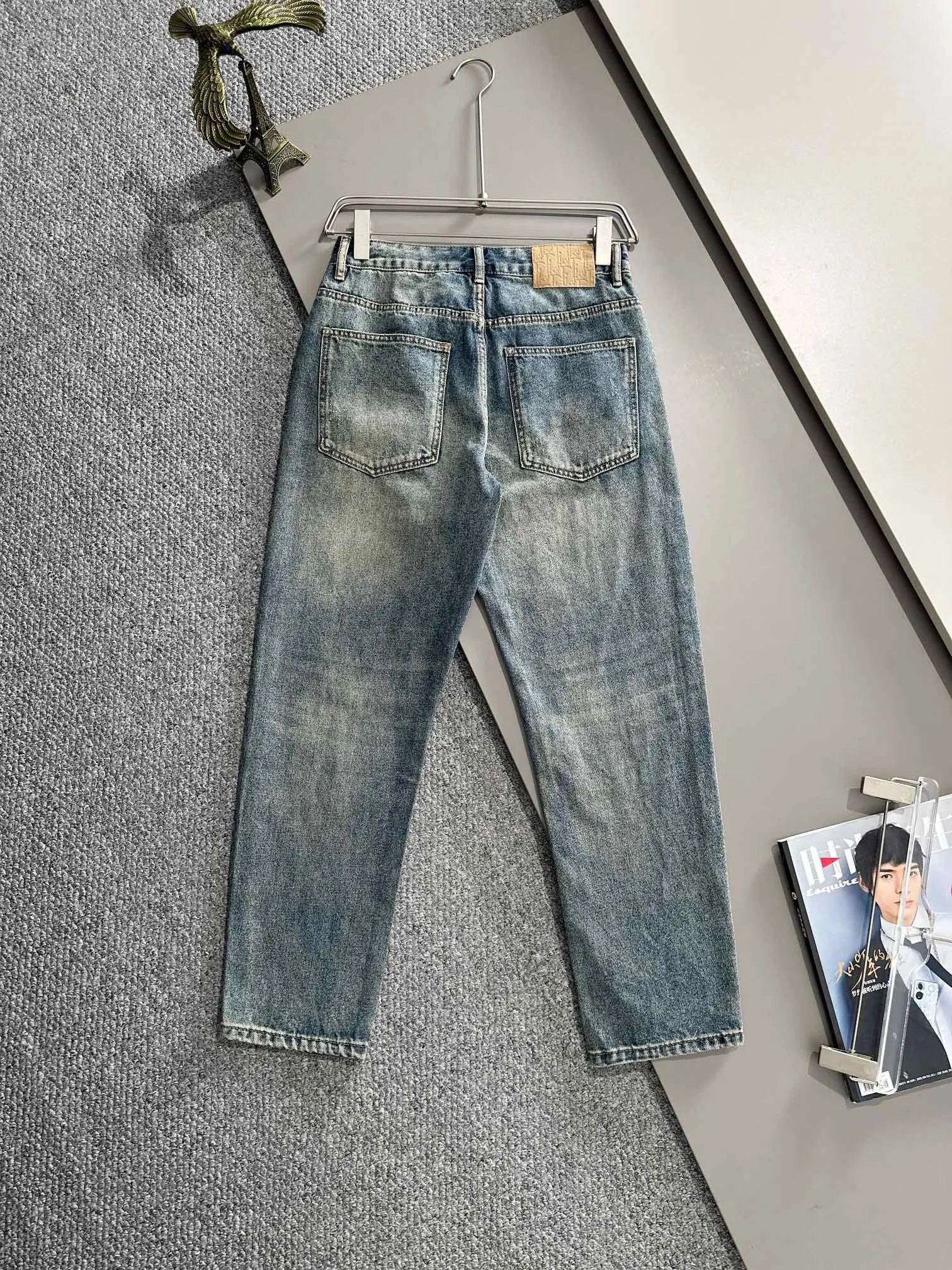 🅿️400 Dior 2025 Four Seasons Loose Jeans Straight Trousers, the trend in the trend! Many fashion bloggers control the upper body. The water is woven from imported Japanese Denim plain cotton denim fabric. It has three standards, is soft, delicate, comfortable and breathable. The color has a modern and fashionable vicissitudes. The upper body is versatile and fashionable! Light luxury, a must-have item for daily commuting! Code number: 28-40 (please state your height and weight when placing an order)