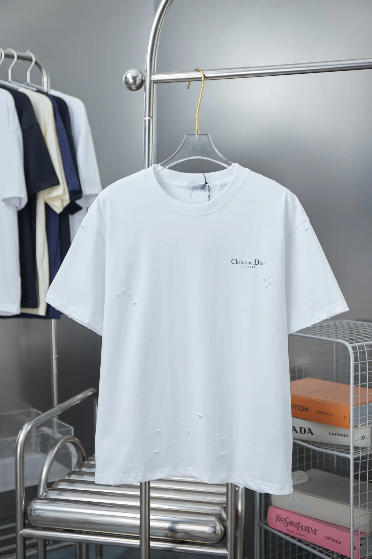 🅿️170 D＊or CD 25SS early spring new style joint series lily of the valley lettering logo frayed short sleeves light luxury essential item for daily commuting for men and women correct version welcome to compare detailed features · 320g 100% pure cotton double yarn jersey fabric · custom dyed in the same vat with special thickened 32 count double strand 1X1 thread · artificial hand printing screen printing lily of the valley lettering logo pattern · Cut all over, edged cuffs · Double-needle stitching across seams · Original main mark, washed tag, branded moisture-proof paper packaging Color: White/Iron Gray Size: S/M/L/XL