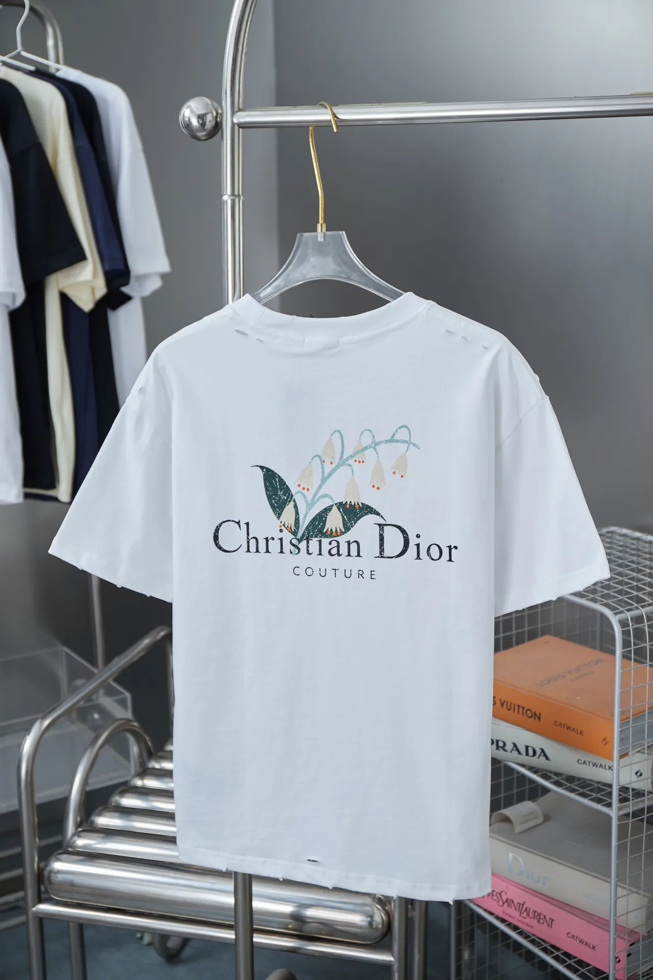 🅿️170 D＊or CD 25SS early spring new style joint series lily of the valley lettering logo frayed short sleeves light luxury essential item for daily commuting for men and women correct version welcome to compare detailed features · 320g 100% pure cotton double yarn jersey fabric · custom dyed in the same vat with special thickened 32 count double strand 1X1 thread · artificial hand printing screen printing lily of the valley lettering logo pattern · Cut all over, edged cuffs · Double-needle stitching across seams · Original main mark, washed tag, branded moisture-proof paper packaging Color: White/Iron Gray Size: S/M/L/XL