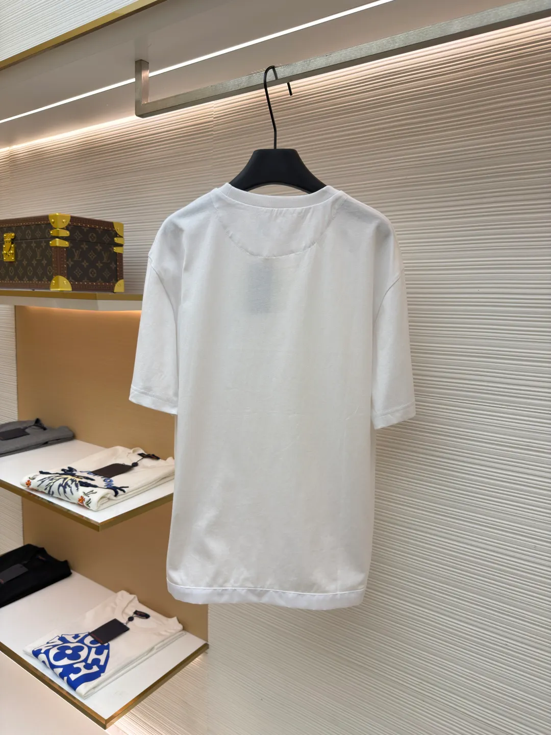 Prada Triangle Logo Pocket Short Sleeves ●Original version: Purchased and developed for 7000 ●Item number: 1682395-A05 ●Fabric: High-elastic jersey fabric ●Technology: Needle and shuttle splicing ●Color: white ●Version: Fitted version ●Weight: about 230 grams ●Size: S-M-L-XL ●Description: Customized high-elastic jersey material, delicate and soft, comfortable and close to the skin, a touch of simple white, as pure as ever, elegant and self-evident The iconic Prada triangle logo is embellished on the chest. It is integrated with Re-Nylon nylon fabric to decorate the square silhouette. Cross-disciplinary aesthetic grafting. The exquisite small pocket design highlights quality and style. It reveals a flexible and relaxed beauty. It is a picture of strolling in the city and deconstructs the attitude of the modern gentleman. The infrared positioning of the "Prada triangle mark" by an imported special machine is more precise and firm. Needle and shuttle stitching technology can make full use of the respective advantages of knitted fabrics and woven fabrics. By choosing the appropriate sewing process and stitches, it can ensure that the splicing parts are strong and beautiful. Template machine bag opening The preset template guides the position, shape and size of the bag opening. The accuracy ensures the quality of the bag opening effect. The overall wiring is straight and delicate, the fabric is comfortable and soft, and the color is consistent without color difference. It can be matched with the same style to create a fashionable look and control various occasions. Customized accessories, complete with three standards, same style for men and women!