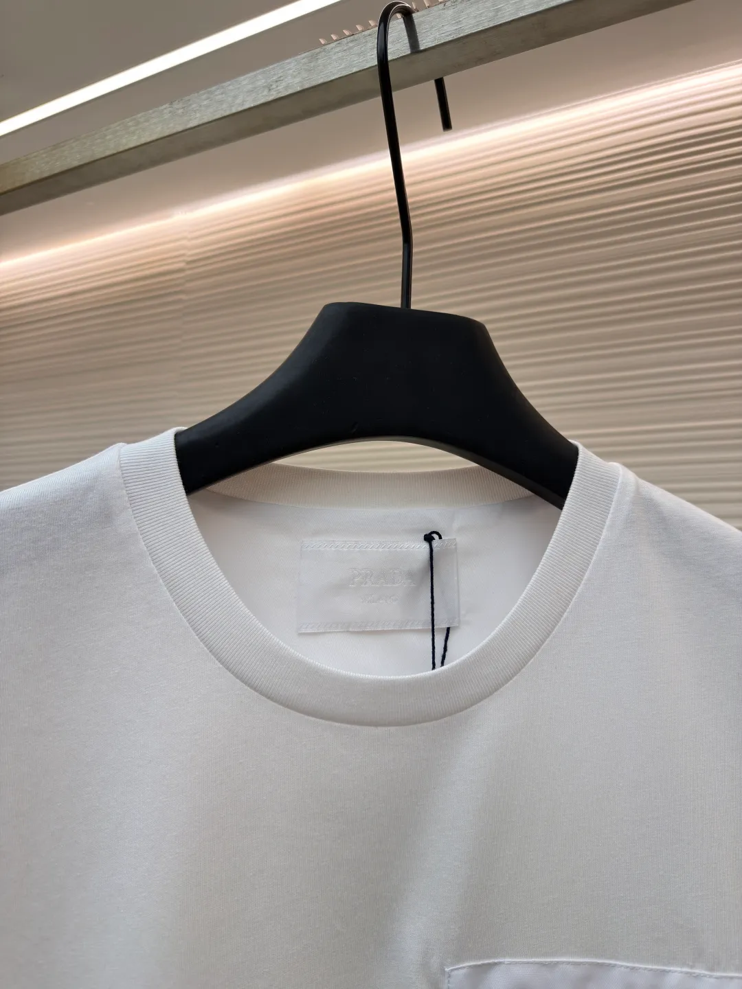 Prada Triangle Logo Pocket Short Sleeves ●Original version: Purchased and developed for 7000 ●Item number: 1682395-A05 ●Fabric: High-elastic jersey fabric ●Technology: Needle and shuttle splicing ●Color: white ●Version: Fitted version ●Weight: about 230 grams ●Size: S-M-L-XL ●Description: Customized high-elastic jersey material, delicate and soft, comfortable and close to the skin, a touch of simple white, as pure as ever, elegant and self-evident The iconic Prada triangle logo is embellished on the chest. It is integrated with Re-Nylon nylon fabric to decorate the square silhouette. Cross-disciplinary aesthetic grafting. The exquisite small pocket design highlights quality and style. It reveals a flexible and relaxed beauty. It is a picture of strolling in the city and deconstructs the attitude of the modern gentleman. The infrared positioning of the "Prada triangle mark" by an imported special machine is more precise and firm. Needle and shuttle stitching technology can make full use of the respective advantages of knitted fabrics and woven fabrics. By choosing the appropriate sewing process and stitches, it can ensure that the splicing parts are strong and beautiful. Template machine bag opening The preset template guides the position, shape and size of the bag opening. The accuracy ensures the quality of the bag opening effect. The overall wiring is straight and delicate, the fabric is comfortable and soft, and the color is consistent without color difference. It can be matched with the same style to create a fashionable look and control various occasions. Customized accessories, complete with three standards, same style for men and women!