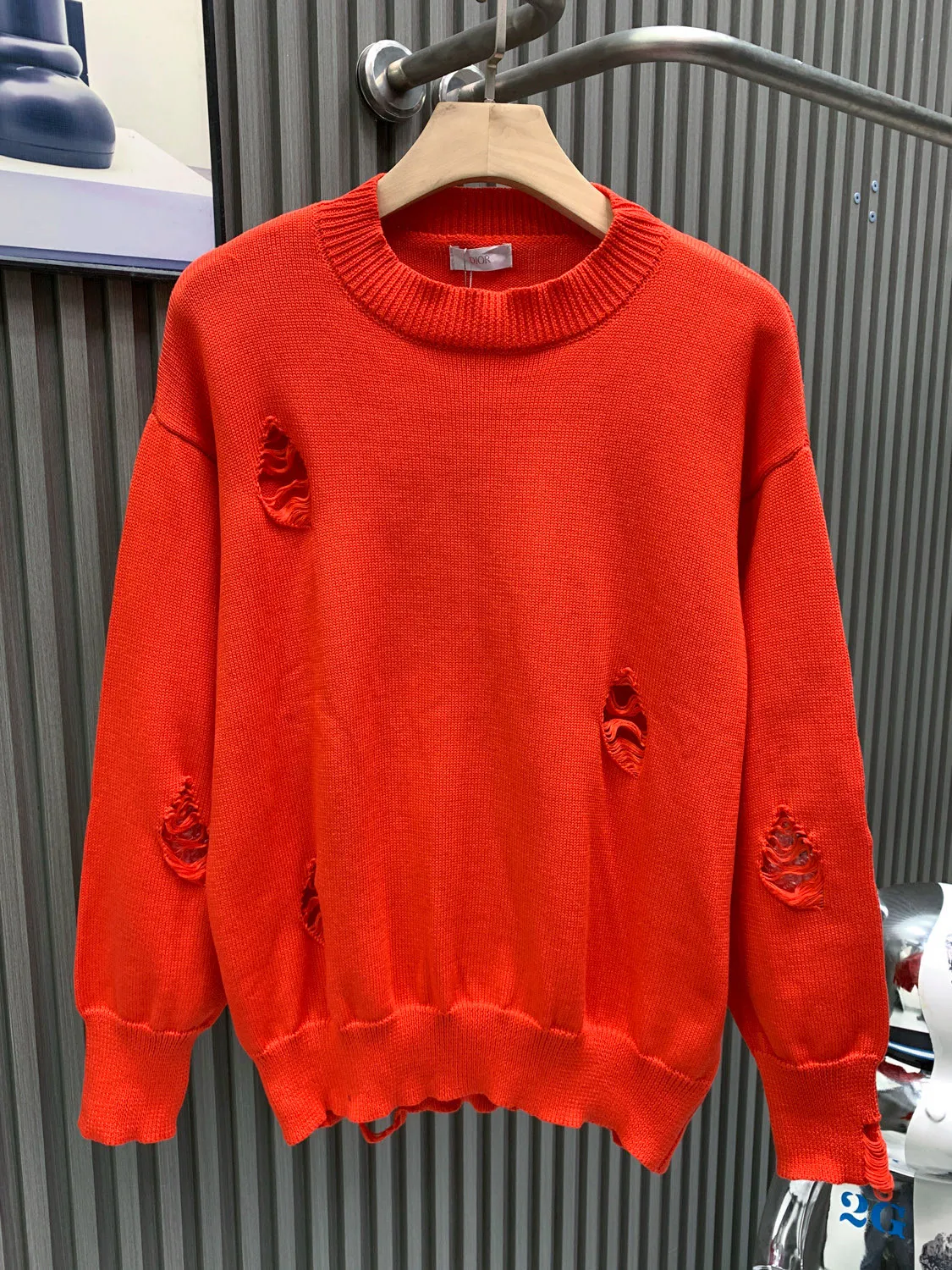 🅿️380 🀄️ DIOR Dior 26* New Year CD Sheep Wool Blend Jersey Sweater This sweater is a new product of the 2024 Spring and Summer Men's Wear Series. It comes from the AND OTANIWORKSHOP joint series. The sleeves display brand embroidery. The back is decorated with Ben Lee's theme pattern. It is carefully made of white and navy blue sheep wool blended jersey fabric. Round neck design presents a fashionable burnt flower effect style. It can be matched with all kinds of casual clothes to create a classic look. The patch pattern is a combination of stitch embroidery and needle embroidery. The theme pattern uses needle embroidery technology to use finer wool to form the pattern by inserting stitches. It has a unique texture and artistic effect. The cuff wool embroidery thread needle embroidery technology. The needles are interwoven with different lengths and short needles to achieve an uneven effect. The embroidery surface is specially treated, and wool is used to embroider the embroidery. Its fineness makes the silk thread smooth and smooth. Then the flat embroidery stitch method is used. The overall embroidery pattern is finished. The body is designed with irregular holes. It has a casual and uninhibited design and feels fluffy. It has high resilience and does not bind. When washing, the focus is on creating the velvety texture of cashmere itself. It is soft to the touch, not sticky and does not stick to the body.