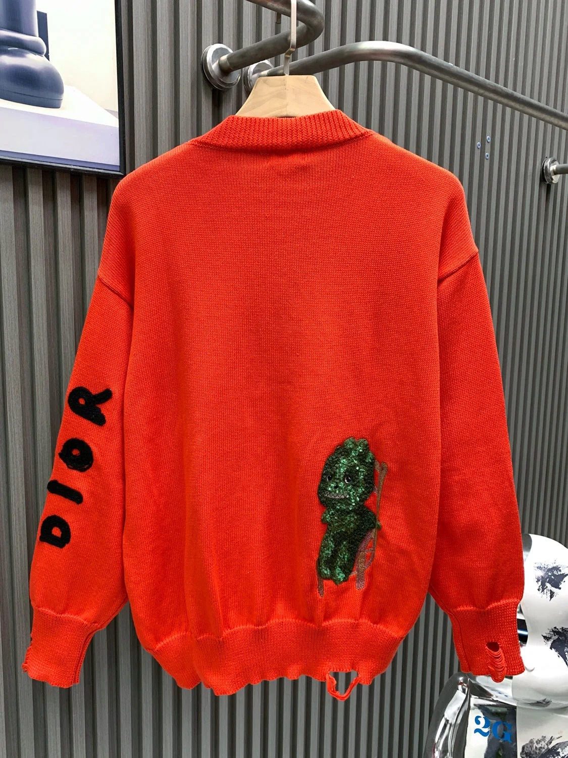 🅿️380 🀄️ DIOR Dior 26* New Year CD Sheep Wool Blend Jersey Sweater This sweater is a new product of the 2024 Spring and Summer Men's Wear Series. It comes from the AND OTANIWORKSHOP joint series. The sleeves display brand embroidery. The back is decorated with Ben Lee's theme pattern. It is carefully made of white and navy blue sheep wool blended jersey fabric. Round neck design presents a fashionable burnt flower effect style. It can be matched with all kinds of casual clothes to create a classic look. The patch pattern is a combination of stitch embroidery and needle embroidery. The theme pattern uses needle embroidery technology to use finer wool to form the pattern by inserting stitches. It has a unique texture and artistic effect. The cuff wool embroidery thread needle embroidery technology. The needles are interwoven with different lengths and short needles to achieve an uneven effect. The embroidery surface is specially treated, and wool is used to embroider the embroidery. Its fineness makes the silk thread smooth and smooth. Then the flat embroidery stitch method is used. The overall embroidery pattern is finished. The body is designed with irregular holes. It has a casual and uninhibited design and feels fluffy. It has high resilience and does not bind. When washing, the focus is on creating the velvety texture of cashmere itself. It is soft to the touch, not sticky and does not stick to the body.