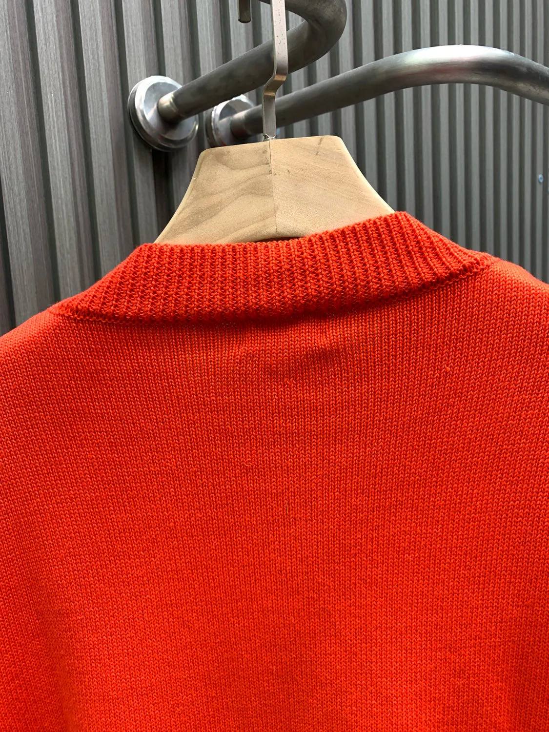 🅿️380 🀄️ DIOR Dior 26* New Year CD Sheep Wool Blend Jersey Sweater This sweater is a new product of the 2024 Spring and Summer Men's Wear Series. It comes from the AND OTANIWORKSHOP joint series. The sleeves display brand embroidery. The back is decorated with Ben Lee's theme pattern. It is carefully made of white and navy blue sheep wool blended jersey fabric. Round neck design presents a fashionable burnt flower effect style. It can be matched with all kinds of casual clothes to create a classic look. The patch pattern is a combination of stitch embroidery and needle embroidery. The theme pattern uses needle embroidery technology to use finer wool to form the pattern by inserting stitches. It has a unique texture and artistic effect. The cuff wool embroidery thread needle embroidery technology. The needles are interwoven with different lengths and short needles to achieve an uneven effect. The embroidery surface is specially treated, and wool is used to embroider the embroidery. Its fineness makes the silk thread smooth and smooth. Then the flat embroidery stitch method is used. The overall embroidery pattern is finished. The body is designed with irregular holes. It has a casual and uninhibited design and feels fluffy. It has high resilience and does not bind. When washing, the focus is on creating the velvety texture of cashmere itself. It is soft to the touch, not sticky and does not stick to the body.
