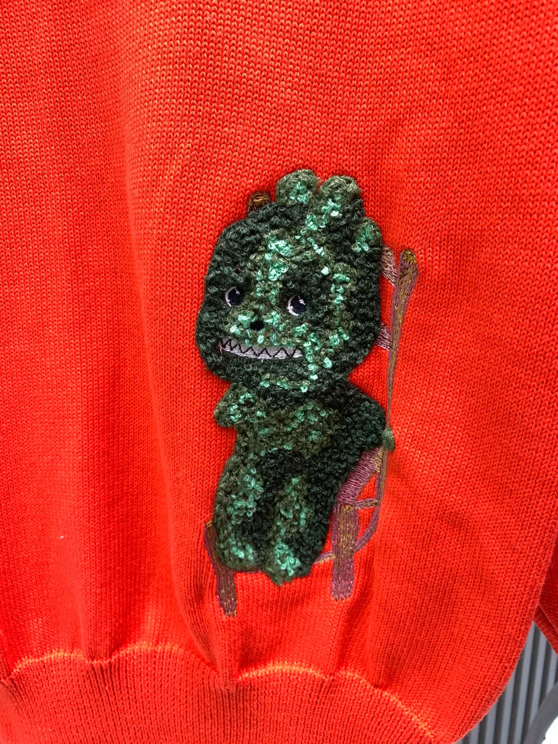 🅿️380 🀄️ DIOR Dior 26* New Year CD Sheep Wool Blend Jersey Sweater This sweater is a new product of the 2024 Spring and Summer Men's Wear Series. It comes from the AND OTANIWORKSHOP joint series. The sleeves display brand embroidery. The back is decorated with Ben Lee's theme pattern. It is carefully made of white and navy blue sheep wool blended jersey fabric. Round neck design presents a fashionable burnt flower effect style. It can be matched with all kinds of casual clothes to create a classic look. The patch pattern is a combination of stitch embroidery and needle embroidery. The theme pattern uses needle embroidery technology to use finer wool to form the pattern by inserting stitches. It has a unique texture and artistic effect. The cuff wool embroidery thread needle embroidery technology. The needles are interwoven with different lengths and short needles to achieve an uneven effect. The embroidery surface is specially treated, and wool is used to embroider the embroidery. Its fineness makes the silk thread smooth and smooth. Then the flat embroidery stitch method is used. The overall embroidery pattern is finished. The body is designed with irregular holes. It has a casual and uninhibited design and feels fluffy. It has high resilience and does not bind. When washing, the focus is on creating the velvety texture of cashmere itself. It is soft to the touch, not sticky and does not stick to the body.