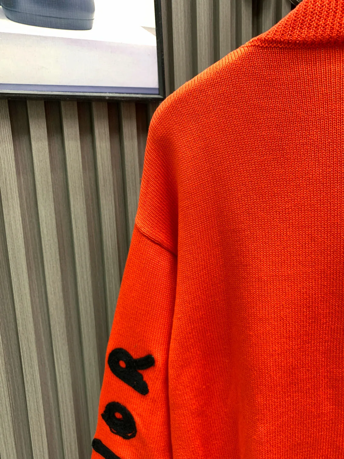 🅿️380 🀄️ DIOR Dior 26* New Year CD Sheep Wool Blend Jersey Sweater This sweater is a new product of the 2024 Spring and Summer Men's Wear Series. It comes from the AND OTANIWORKSHOP joint series. The sleeves display brand embroidery. The back is decorated with Ben Lee's theme pattern. It is carefully made of white and navy blue sheep wool blended jersey fabric. Round neck design presents a fashionable burnt flower effect style. It can be matched with all kinds of casual clothes to create a classic look. The patch pattern is a combination of stitch embroidery and needle embroidery. The theme pattern uses needle embroidery technology to use finer wool to form the pattern by inserting stitches. It has a unique texture and artistic effect. The cuff wool embroidery thread needle embroidery technology. The needles are interwoven with different lengths and short needles to achieve an uneven effect. The embroidery surface is specially treated, and wool is used to embroider the embroidery. Its fineness makes the silk thread smooth and smooth. Then the flat embroidery stitch method is used. The overall embroidery pattern is finished. The body is designed with irregular holes. It has a casual and uninhibited design and feels fluffy. It has high resilience and does not bind. When washing, the focus is on creating the velvety texture of cashmere itself. It is soft to the touch, not sticky and does not stick to the body.