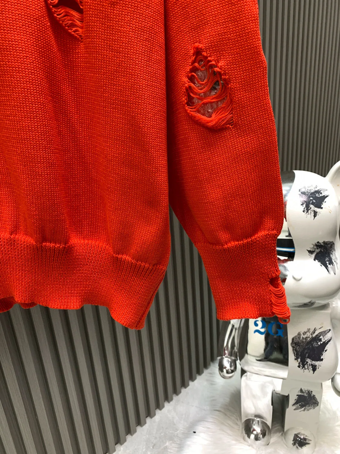 🅿️380 🀄️ DIOR Dior 26* New Year CD Sheep Wool Blend Jersey Sweater This sweater is a new product of the 2024 Spring and Summer Men's Wear Series. It comes from the AND OTANIWORKSHOP joint series. The sleeves display brand embroidery. The back is decorated with Ben Lee's theme pattern. It is carefully made of white and navy blue sheep wool blended jersey fabric. Round neck design presents a fashionable burnt flower effect style. It can be matched with all kinds of casual clothes to create a classic look. The patch pattern is a combination of stitch embroidery and needle embroidery. The theme pattern uses needle embroidery technology to use finer wool to form the pattern by inserting stitches. It has a unique texture and artistic effect. The cuff wool embroidery thread needle embroidery technology. The needles are interwoven with different lengths and short needles to achieve an uneven effect. The embroidery surface is specially treated, and wool is used to embroider the embroidery. Its fineness makes the silk thread smooth and smooth. Then the flat embroidery stitch method is used. The overall embroidery pattern is finished. The body is designed with irregular holes. It has a casual and uninhibited design and feels fluffy. It has high resilience and does not bind. When washing, the focus is on creating the velvety texture of cashmere itself. It is soft to the touch, not sticky and does not stick to the body.