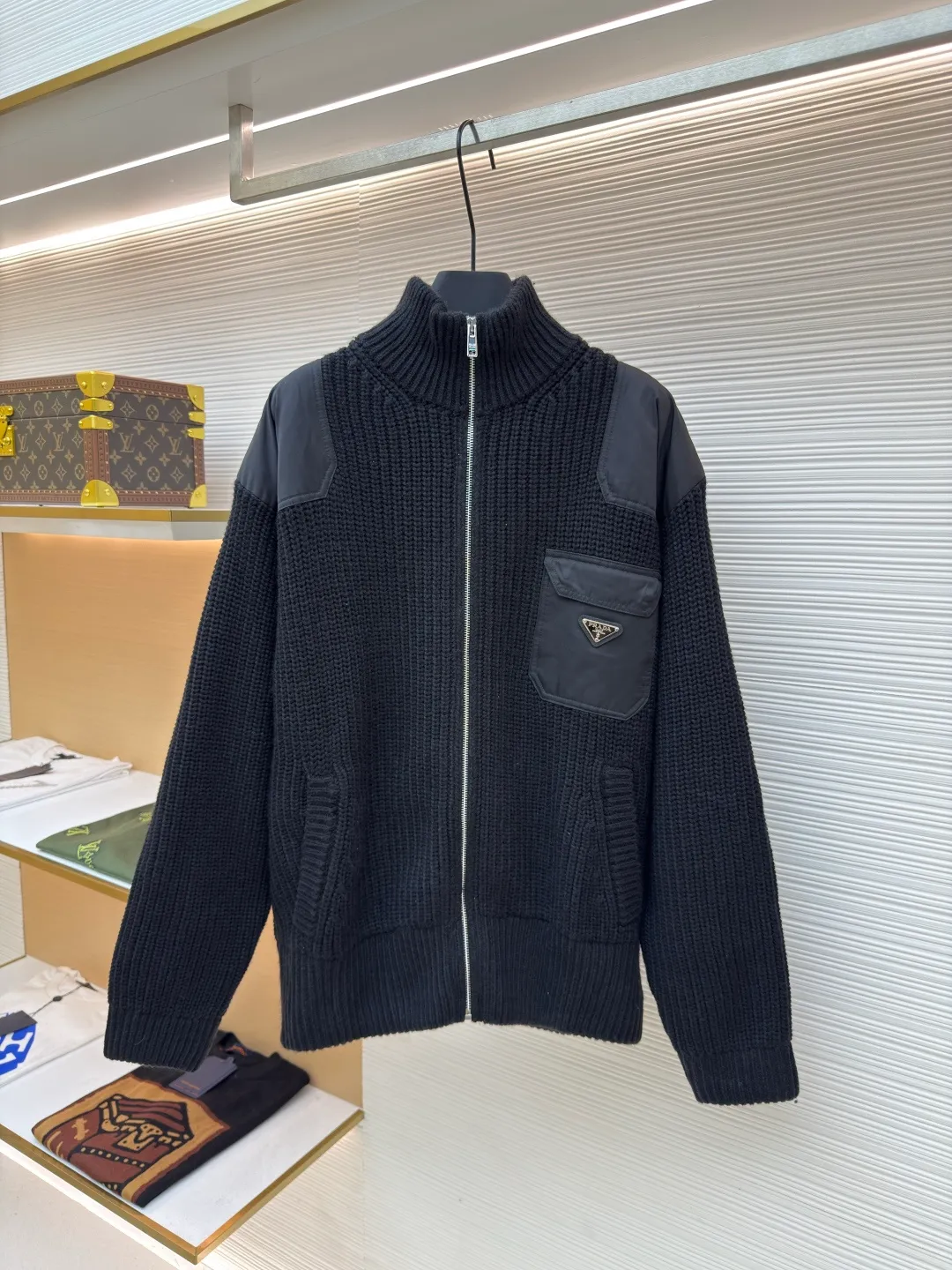 Prada triangle logo knitted sweater jacket ●Original version: Purchased and developed for 39400 ●Item number: 1680752-C00 ●Fabric: Australian cotton velvet Yawei fabric ●Technology: Positioning cutting machine ●Version: fitted version ●Weight: about 1420 grams ●Size: S-M-L-XL ●Description: Customized Australian cotton velvet Yawei, full of texture, thick and solid, every inch of fiber contains heavy warmth The iconic enamel-coated triangular metal logo embellishment highlights the elegance and nobility of the brand. The exquisite zipper design is cleverly integrated into the knitted jacket, making the jacket instantly rejuvenated. The heavy texture is everywhere showing its luxurious charm. Steady and restrained, sincere and atmospheric, defining extraordinary taste. Imported special machine infrared is used to locate the "Prada triangle logo" for more accurate positioning. Strong and seamless splicing. Craftsmanship. The sweater fabric pieces are connected together through specific sewing and knitting techniques. There are almost no traces of the splicing. The splicing effect is beautiful and neat. Artificial sewing plate splicing and opening. Each opening is hand-joined by craftsmen. The size and height of the opening are precisely controlled to ensure that the left and right pockets of the cardigan are of the same size. The overall wiring is straight and delicate, the fabric is comfortable and soft, and the color is consistent without color difference. It can be matched with the same style to create a fashionable look and control various occasions. Customized accessories, complete with three standards, same style for men and women!