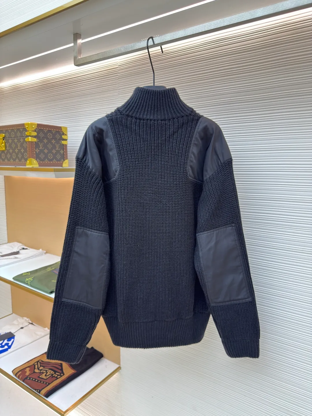 Prada triangle logo knitted sweater jacket ●Original version: Purchased and developed for 39400 ●Item number: 1680752-C00 ●Fabric: Australian cotton velvet Yawei fabric ●Technology: Positioning cutting machine ●Version: fitted version ●Weight: about 1420 grams ●Size: S-M-L-XL ●Description: Customized Australian cotton velvet Yawei, full of texture, thick and solid, every inch of fiber contains heavy warmth The iconic enamel-coated triangular metal logo embellishment highlights the elegance and nobility of the brand. The exquisite zipper design is cleverly integrated into the knitted jacket, making the jacket instantly rejuvenated. The heavy texture is everywhere showing its luxurious charm. Steady and restrained, sincere and atmospheric, defining extraordinary taste. Imported special machine infrared is used to locate the "Prada triangle logo" for more accurate positioning. Strong and seamless splicing. Craftsmanship. The sweater fabric pieces are connected together through specific sewing and knitting techniques. There are almost no traces of the splicing. The splicing effect is beautiful and neat. Artificial sewing plate splicing and opening. Each opening is hand-joined by craftsmen. The size and height of the opening are precisely controlled to ensure that the left and right pockets of the cardigan are of the same size. The overall wiring is straight and delicate, the fabric is comfortable and soft, and the color is consistent without color difference. It can be matched with the same style to create a fashionable look and control various occasions. Customized accessories, complete with three standards, same style for men and women!