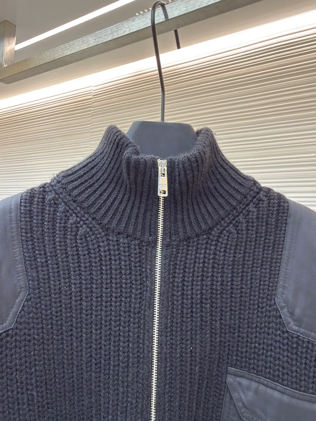 Prada triangle logo knitted sweater jacket ●Original version: Purchased and developed for 39400 ●Item number: 1680752-C00 ●Fabric: Australian cotton velvet Yawei fabric ●Technology: Positioning cutting machine ●Version: fitted version ●Weight: about 1420 grams ●Size: S-M-L-XL ●Description: Customized Australian cotton velvet Yawei, full of texture, thick and solid, every inch of fiber contains heavy warmth The iconic enamel-coated triangular metal logo embellishment highlights the elegance and nobility of the brand. The exquisite zipper design is cleverly integrated into the knitted jacket, making the jacket instantly rejuvenated. The heavy texture is everywhere showing its luxurious charm. Steady and restrained, sincere and atmospheric, defining extraordinary taste. Imported special machine infrared is used to locate the "Prada triangle logo" for more accurate positioning. Strong and seamless splicing. Craftsmanship. The sweater fabric pieces are connected together through specific sewing and knitting techniques. There are almost no traces of the splicing. The splicing effect is beautiful and neat. Artificial sewing plate splicing and opening. Each opening is hand-joined by craftsmen. The size and height of the opening are precisely controlled to ensure that the left and right pockets of the cardigan are of the same size. The overall wiring is straight and delicate, the fabric is comfortable and soft, and the color is consistent without color difference. It can be matched with the same style to create a fashionable look and control various occasions. Customized accessories, complete with three standards, same style for men and women!