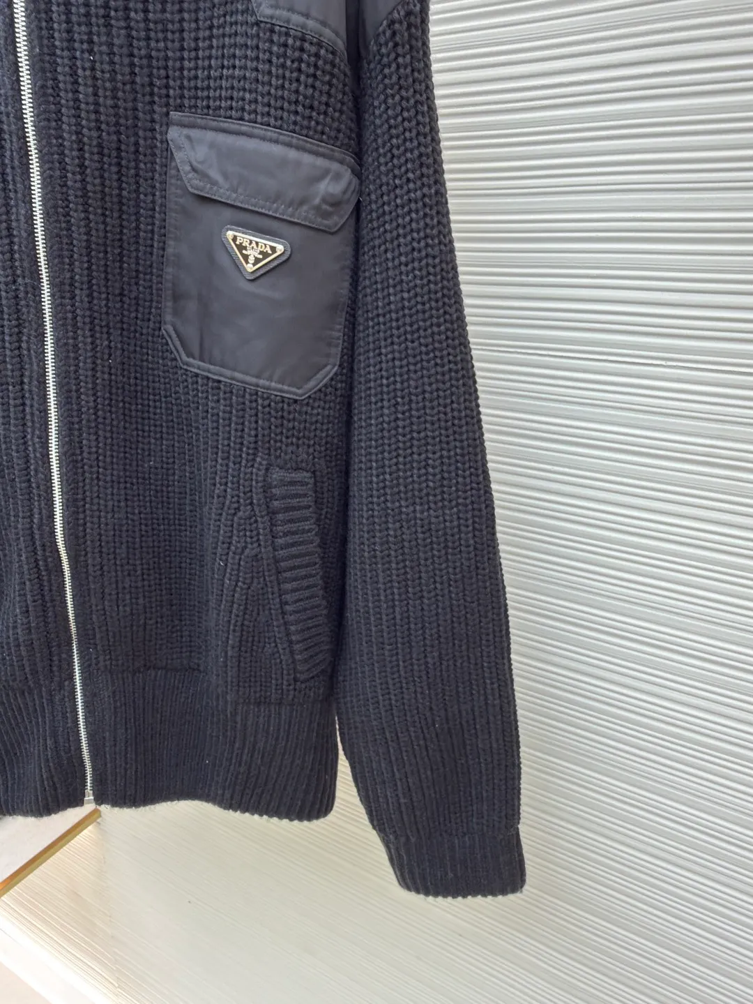 Prada triangle logo knitted sweater jacket ●Original version: Purchased and developed for 39400 ●Item number: 1680752-C00 ●Fabric: Australian cotton velvet Yawei fabric ●Technology: Positioning cutting machine ●Version: fitted version ●Weight: about 1420 grams ●Size: S-M-L-XL ●Description: Customized Australian cotton velvet Yawei, full of texture, thick and solid, every inch of fiber contains heavy warmth The iconic enamel-coated triangular metal logo embellishment highlights the elegance and nobility of the brand. The exquisite zipper design is cleverly integrated into the knitted jacket, making the jacket instantly rejuvenated. The heavy texture is everywhere showing its luxurious charm. Steady and restrained, sincere and atmospheric, defining extraordinary taste. Imported special machine infrared is used to locate the "Prada triangle logo" for more accurate positioning. Strong and seamless splicing. Craftsmanship. The sweater fabric pieces are connected together through specific sewing and knitting techniques. There are almost no traces of the splicing. The splicing effect is beautiful and neat. Artificial sewing plate splicing and opening. Each opening is hand-joined by craftsmen. The size and height of the opening are precisely controlled to ensure that the left and right pockets of the cardigan are of the same size. The overall wiring is straight and delicate, the fabric is comfortable and soft, and the color is consistent without color difference. It can be matched with the same style to create a fashionable look and control various occasions. Customized accessories, complete with three standards, same style for men and women!