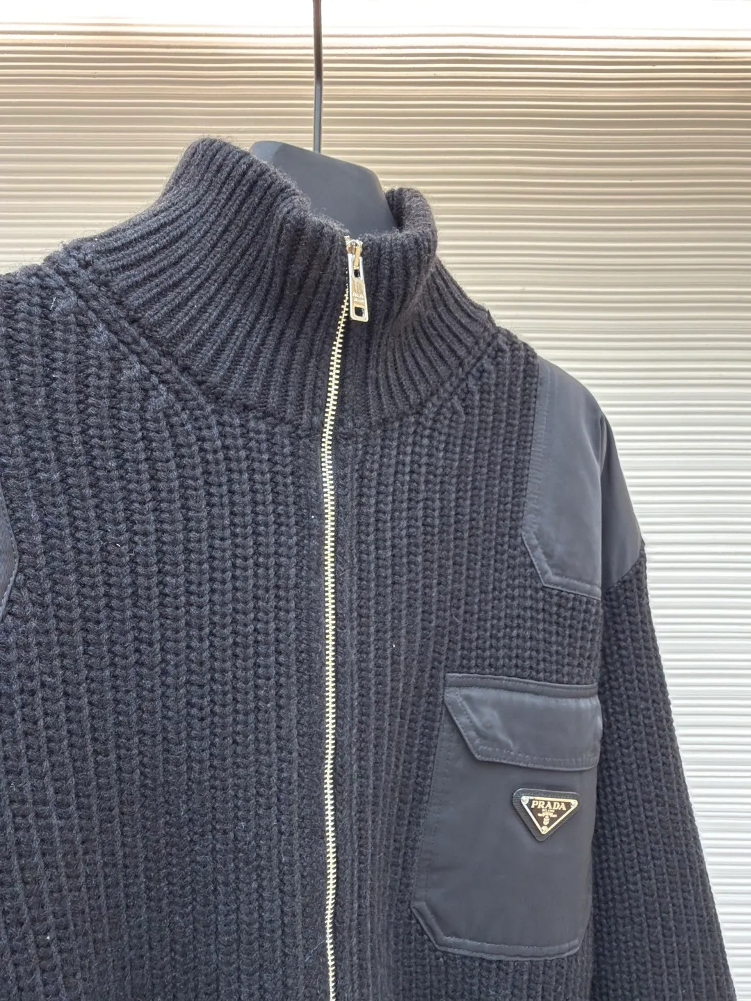 Prada triangle logo knitted sweater jacket ●Original version: Purchased and developed for 39400 ●Item number: 1680752-C00 ●Fabric: Australian cotton velvet Yawei fabric ●Technology: Positioning cutting machine ●Version: fitted version ●Weight: about 1420 grams ●Size: S-M-L-XL ●Description: Customized Australian cotton velvet Yawei, full of texture, thick and solid, every inch of fiber contains heavy warmth The iconic enamel-coated triangular metal logo embellishment highlights the elegance and nobility of the brand. The exquisite zipper design is cleverly integrated into the knitted jacket, making the jacket instantly rejuvenated. The heavy texture is everywhere showing its luxurious charm. Steady and restrained, sincere and atmospheric, defining extraordinary taste. Imported special machine infrared is used to locate the "Prada triangle logo" for more accurate positioning. Strong and seamless splicing. Craftsmanship. The sweater fabric pieces are connected together through specific sewing and knitting techniques. There are almost no traces of the splicing. The splicing effect is beautiful and neat. Artificial sewing plate splicing and opening. Each opening is hand-joined by craftsmen. The size and height of the opening are precisely controlled to ensure that the left and right pockets of the cardigan are of the same size. The overall wiring is straight and delicate, the fabric is comfortable and soft, and the color is consistent without color difference. It can be matched with the same style to create a fashionable look and control various occasions. Customized accessories, complete with three standards, same style for men and women!