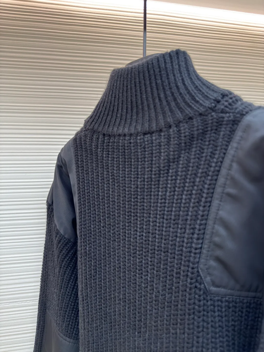Prada triangle logo knitted sweater jacket ●Original version: Purchased and developed for 39400 ●Item number: 1680752-C00 ●Fabric: Australian cotton velvet Yawei fabric ●Technology: Positioning cutting machine ●Version: fitted version ●Weight: about 1420 grams ●Size: S-M-L-XL ●Description: Customized Australian cotton velvet Yawei, full of texture, thick and solid, every inch of fiber contains heavy warmth The iconic enamel-coated triangular metal logo embellishment highlights the elegance and nobility of the brand. The exquisite zipper design is cleverly integrated into the knitted jacket, making the jacket instantly rejuvenated. The heavy texture is everywhere showing its luxurious charm. Steady and restrained, sincere and atmospheric, defining extraordinary taste. Imported special machine infrared is used to locate the "Prada triangle logo" for more accurate positioning. Strong and seamless splicing. Craftsmanship. The sweater fabric pieces are connected together through specific sewing and knitting techniques. There are almost no traces of the splicing. The splicing effect is beautiful and neat. Artificial sewing plate splicing and opening. Each opening is hand-joined by craftsmen. The size and height of the opening are precisely controlled to ensure that the left and right pockets of the cardigan are of the same size. The overall wiring is straight and delicate, the fabric is comfortable and soft, and the color is consistent without color difference. It can be matched with the same style to create a fashionable look and control various occasions. Customized accessories, complete with three standards, same style for men and women!