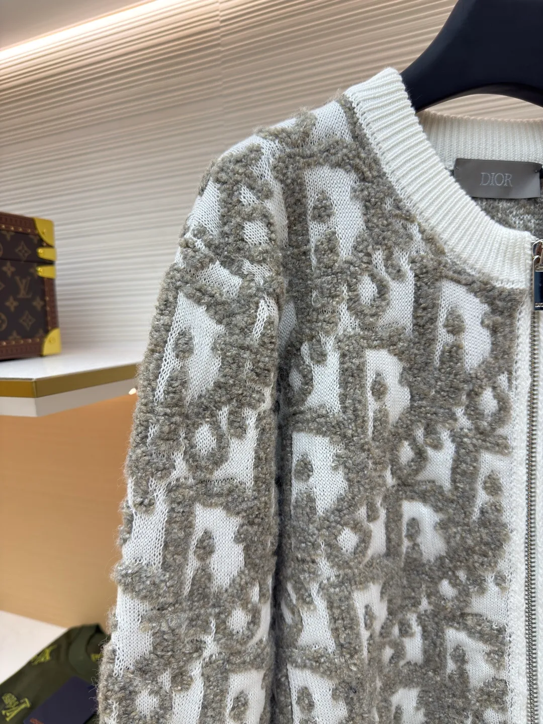 Dior Oblique jacquard sweater jacket ●Original version: Purchased and developed for 20,000 ●Item number: 1680779-B65 ●Fabric: wool blended fabric ●Technology: jacquard production ●Version: Fitted version ●Weight: about 840 grams ●Size: S-M-L-XL ●Description: Custom-woven cotton mutton blend, excellent texture, comfortable and close to the skin, with the intertwined color charm of rice and coffee as the core, like a delicate impressionist painting Encounter the Dior Oblique pattern covering the body of the garment. It is delicately intertwined and dazzling. It comes from the profound cultural heritage of the Dior brand. The two-way zipper opening and closing demonstrates the smart style, weaving the poetry and warmth of autumn and winter, accompanying you to encounter every elegance. It is made of jacquard tissue imported from Germany. The arrangement and interweaving of yarns are precisely controlled. The Dior Oblique jacquard art pattern inlay is carefully interwoven on the loom to make the fabric more vivid and three-dimensional. Using towel embroidery technology, a traditional hand-made embroidery technology, embroidery is carried out by stitching by changing the hooking action of a special machine head, and the coils are interlocked one by one, thus bringing about a towel-like texture and effect, a curved thread structure. By changing the stitching method and the arrangement of yarns during the knitting process, the yarns show a curved distribution in the fabric, and the garment washing water is softened and deodorized. The clothes are deeply cleaned and deodorized through professional washing equipment and specific detergents. Improves the feel and appearance of clothing. The overall wiring is straight and delicate, the fabric is comfortable and soft, and the color is consistent without color difference. It can be matched with the same style to create a fashionable look and control various occasions. Customized accessories, complete with three standards, same style for men and women!
