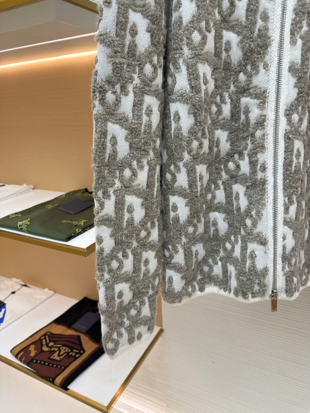 Dior Oblique jacquard sweater jacket ●Original version: Purchased and developed for 20,000 ●Item number: 1680779-B65 ●Fabric: wool blended fabric ●Technology: jacquard production ●Version: Fitted version ●Weight: about 840 grams ●Size: S-M-L-XL ●Description: Custom-woven cotton mutton blend, excellent texture, comfortable and close to the skin, with the intertwined color charm of rice and coffee as the core, like a delicate impressionist painting Encounter the Dior Oblique pattern covering the body of the garment. It is delicately intertwined and dazzling. It comes from the profound cultural heritage of the Dior brand. The two-way zipper opening and closing demonstrates the smart style, weaving the poetry and warmth of autumn and winter, accompanying you to encounter every elegance. It is made of jacquard tissue imported from Germany. The arrangement and interweaving of yarns are precisely controlled. The Dior Oblique jacquard art pattern inlay is carefully interwoven on the loom to make the fabric more vivid and three-dimensional. Using towel embroidery technology, a traditional hand-made embroidery technology, embroidery is carried out by stitching by changing the hooking action of a special machine head, and the coils are interlocked one by one, thus bringing about a towel-like texture and effect, a curved thread structure. By changing the stitching method and the arrangement of yarns during the knitting process, the yarns show a curved distribution in the fabric, and the garment washing water is softened and deodorized. The clothes are deeply cleaned and deodorized through professional washing equipment and specific detergents. Improves the feel and appearance of clothing. The overall wiring is straight and delicate, the fabric is comfortable and soft, and the color is consistent without color difference. It can be matched with the same style to create a fashionable look and control various occasions. Customized accessories, complete with three standards, same style for men and women!
