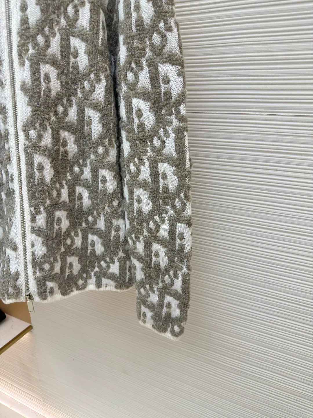 Dior Oblique jacquard sweater jacket ●Original version: Purchased and developed for 20,000 ●Item number: 1680779-B65 ●Fabric: wool blended fabric ●Technology: jacquard production ●Version: Fitted version ●Weight: about 840 grams ●Size: S-M-L-XL ●Description: Custom-woven cotton mutton blend, excellent texture, comfortable and close to the skin, with the intertwined color charm of rice and coffee as the core, like a delicate impressionist painting Encounter the Dior Oblique pattern covering the body of the garment. It is delicately intertwined and dazzling. It comes from the profound cultural heritage of the Dior brand. The two-way zipper opening and closing demonstrates the smart style, weaving the poetry and warmth of autumn and winter, accompanying you to encounter every elegance. It is made of jacquard tissue imported from Germany. The arrangement and interweaving of yarns are precisely controlled. The Dior Oblique jacquard art pattern inlay is carefully interwoven on the loom to make the fabric more vivid and three-dimensional. Using towel embroidery technology, a traditional hand-made embroidery technology, embroidery is carried out by stitching by changing the hooking action of a special machine head, and the coils are interlocked one by one, thus bringing about a towel-like texture and effect, a curved thread structure. By changing the stitching method and the arrangement of yarns during the knitting process, the yarns show a curved distribution in the fabric, and the garment washing water is softened and deodorized. The clothes are deeply cleaned and deodorized through professional washing equipment and specific detergents. Improves the feel and appearance of clothing. The overall wiring is straight and delicate, the fabric is comfortable and soft, and the color is consistent without color difference. It can be matched with the same style to create a fashionable look and control various occasions. Customized accessories, complete with three standards, same style for men and women!