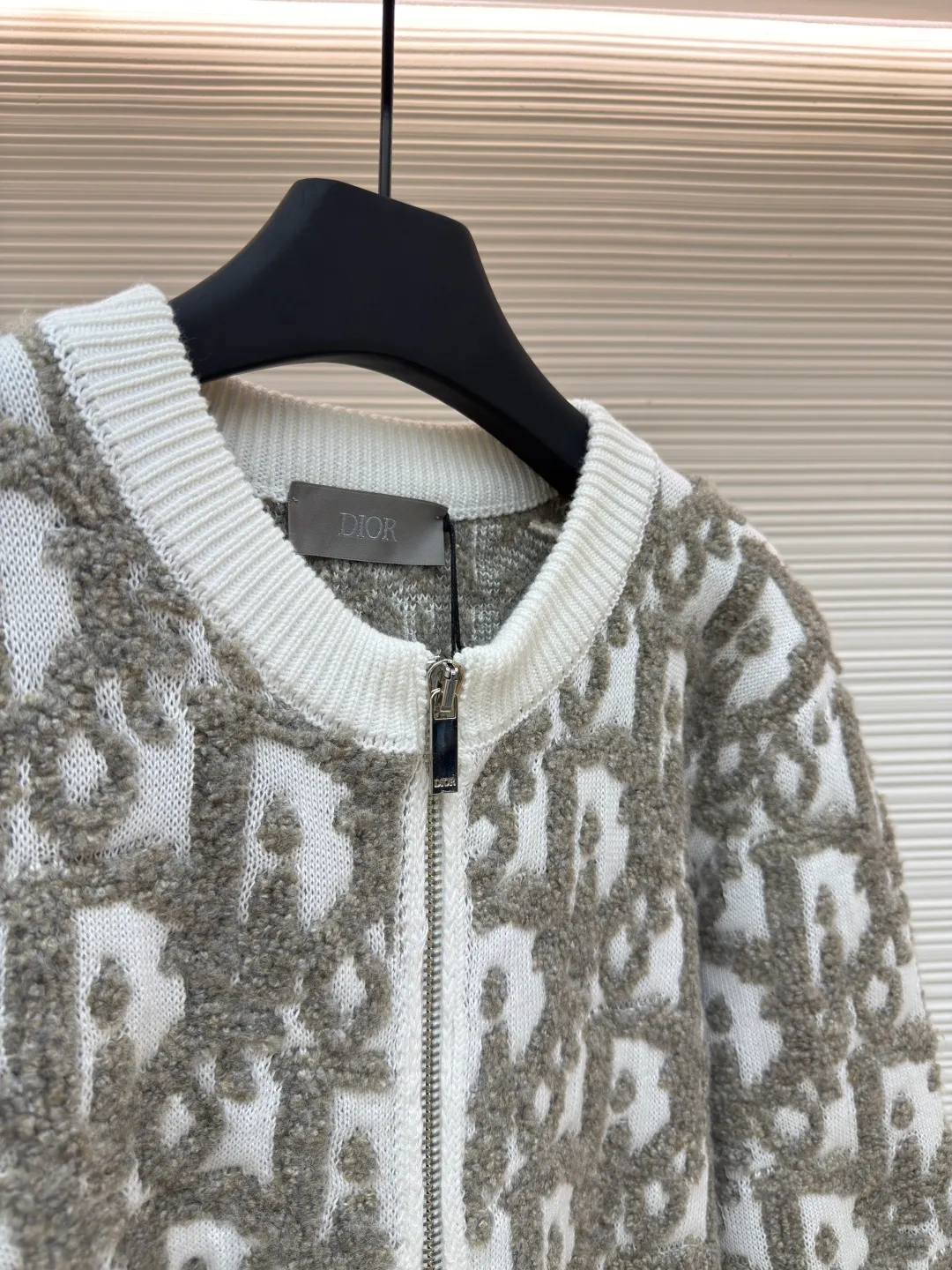 Dior Oblique jacquard sweater jacket ●Original version: Purchased and developed for 20,000 ●Item number: 1680779-B65 ●Fabric: wool blended fabric ●Technology: jacquard production ●Version: Fitted version ●Weight: about 840 grams ●Size: S-M-L-XL ●Description: Custom-woven cotton mutton blend, excellent texture, comfortable and close to the skin, with the intertwined color charm of rice and coffee as the core, like a delicate impressionist painting Encounter the Dior Oblique pattern covering the body of the garment. It is delicately intertwined and dazzling. It comes from the profound cultural heritage of the Dior brand. The two-way zipper opening and closing demonstrates the smart style, weaving the poetry and warmth of autumn and winter, accompanying you to encounter every elegance. It is made of jacquard tissue imported from Germany. The arrangement and interweaving of yarns are precisely controlled. The Dior Oblique jacquard art pattern inlay is carefully interwoven on the loom to make the fabric more vivid and three-dimensional. Using towel embroidery technology, a traditional hand-made embroidery technology, embroidery is carried out by stitching by changing the hooking action of a special machine head, and the coils are interlocked one by one, thus bringing about a towel-like texture and effect, a curved thread structure. By changing the stitching method and the arrangement of yarns during the knitting process, the yarns show a curved distribution in the fabric, and the garment washing water is softened and deodorized. The clothes are deeply cleaned and deodorized through professional washing equipment and specific detergents. Improves the feel and appearance of clothing. The overall wiring is straight and delicate, the fabric is comfortable and soft, and the color is consistent without color difference. It can be matched with the same style to create a fashionable look and control various occasions. Customized accessories, complete with three standards, same style for men and women!