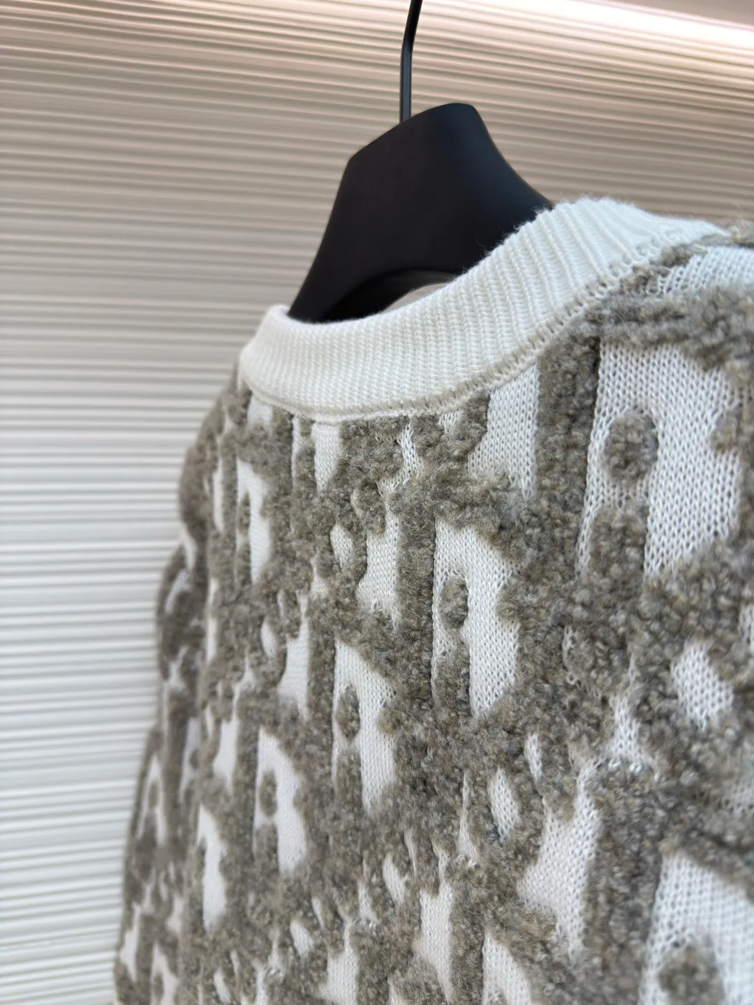Dior Oblique jacquard sweater jacket ●Original version: Purchased and developed for 20,000 ●Item number: 1680779-B65 ●Fabric: wool blended fabric ●Technology: jacquard production ●Version: Fitted version ●Weight: about 840 grams ●Size: S-M-L-XL ●Description: Custom-woven cotton mutton blend, excellent texture, comfortable and close to the skin, with the intertwined color charm of rice and coffee as the core, like a delicate impressionist painting Encounter the Dior Oblique pattern covering the body of the garment. It is delicately intertwined and dazzling. It comes from the profound cultural heritage of the Dior brand. The two-way zipper opening and closing demonstrates the smart style, weaving the poetry and warmth of autumn and winter, accompanying you to encounter every elegance. It is made of jacquard tissue imported from Germany. The arrangement and interweaving of yarns are precisely controlled. The Dior Oblique jacquard art pattern inlay is carefully interwoven on the loom to make the fabric more vivid and three-dimensional. Using towel embroidery technology, a traditional hand-made embroidery technology, embroidery is carried out by stitching by changing the hooking action of a special machine head, and the coils are interlocked one by one, thus bringing about a towel-like texture and effect, a curved thread structure. By changing the stitching method and the arrangement of yarns during the knitting process, the yarns show a curved distribution in the fabric, and the garment washing water is softened and deodorized. The clothes are deeply cleaned and deodorized through professional washing equipment and specific detergents. Improves the feel and appearance of clothing. The overall wiring is straight and delicate, the fabric is comfortable and soft, and the color is consistent without color difference. It can be matched with the same style to create a fashionable look and control various occasions. Customized accessories, complete with three standards, same style for men and women!