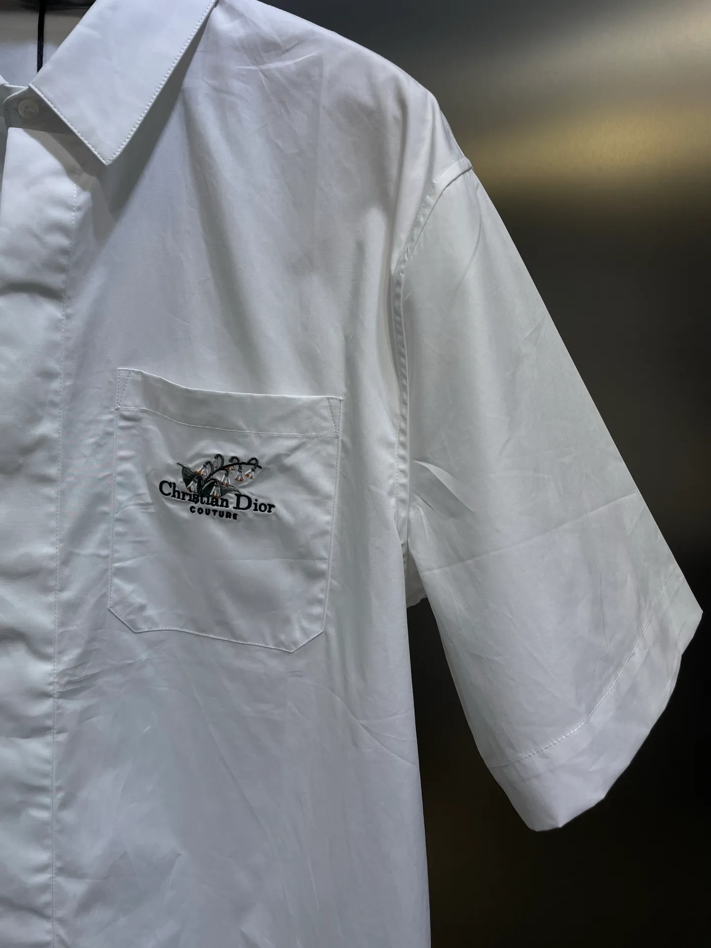 🅿️440 Dior🌟[Top original order] 2025ss embroidered lily of the valley lapel shirt short-sleeved flower. High-density silk shirt material, delicate and soft, highlighting inheritance and paying tribute to this historic year. Using imported machine embroidery technology, using advanced computer control system and precision mechanical components, high precision, smooth and delicate lines. Using side-turn embedded stitching technology, can provide high-quality stitching effect, smooth and neat, neat and tidy human body three-dimensional cutting. Same style for men and women! Size: 39 40 41 42