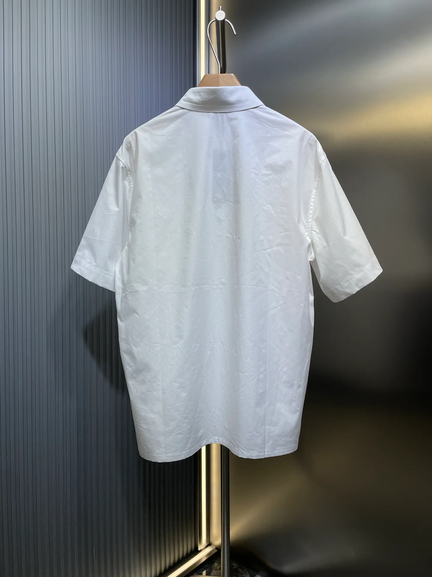 🅿️440 Dior🌟[Top original order] 2025ss embroidered lily of the valley lapel shirt short-sleeved flower. High-density silk shirt material, delicate and soft, highlighting inheritance and paying tribute to this historic year. Using imported machine embroidery technology, using advanced computer control system and precision mechanical components, high precision, smooth and delicate lines. Using side-turn embedded stitching technology, can provide high-quality stitching effect, smooth and neat, neat and tidy human body three-dimensional cutting. Same style for men and women! Size: 39 40 41 42