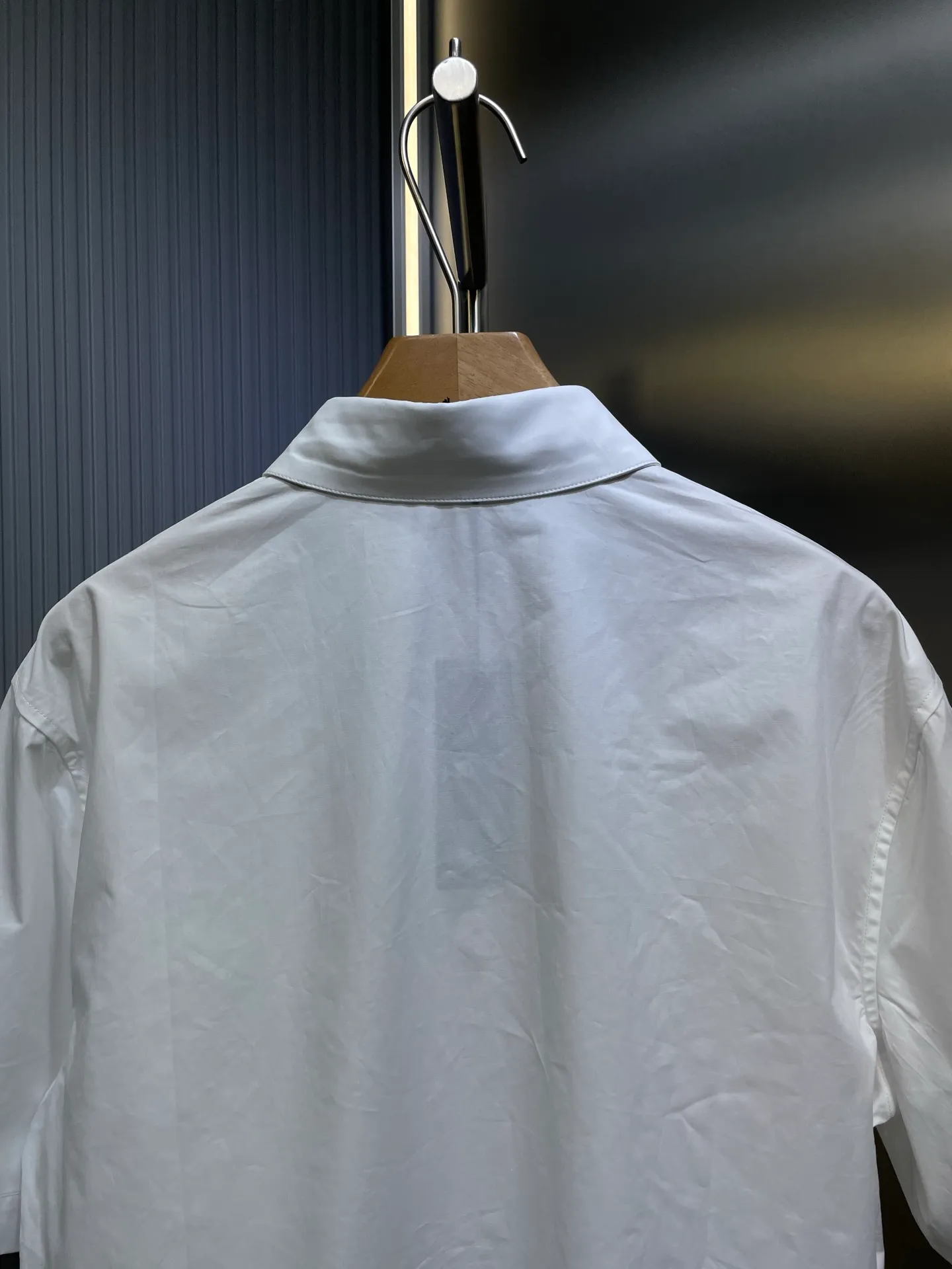 🅿️440 Dior🌟[Top original order] 2025ss embroidered lily of the valley lapel shirt short-sleeved flower. High-density silk shirt material, delicate and soft, highlighting inheritance and paying tribute to this historic year. Using imported machine embroidery technology, using advanced computer control system and precision mechanical components, high precision, smooth and delicate lines. Using side-turn embedded stitching technology, can provide high-quality stitching effect, smooth and neat, neat and tidy human body three-dimensional cutting. Same style for men and women! Size: 39 40 41 42
