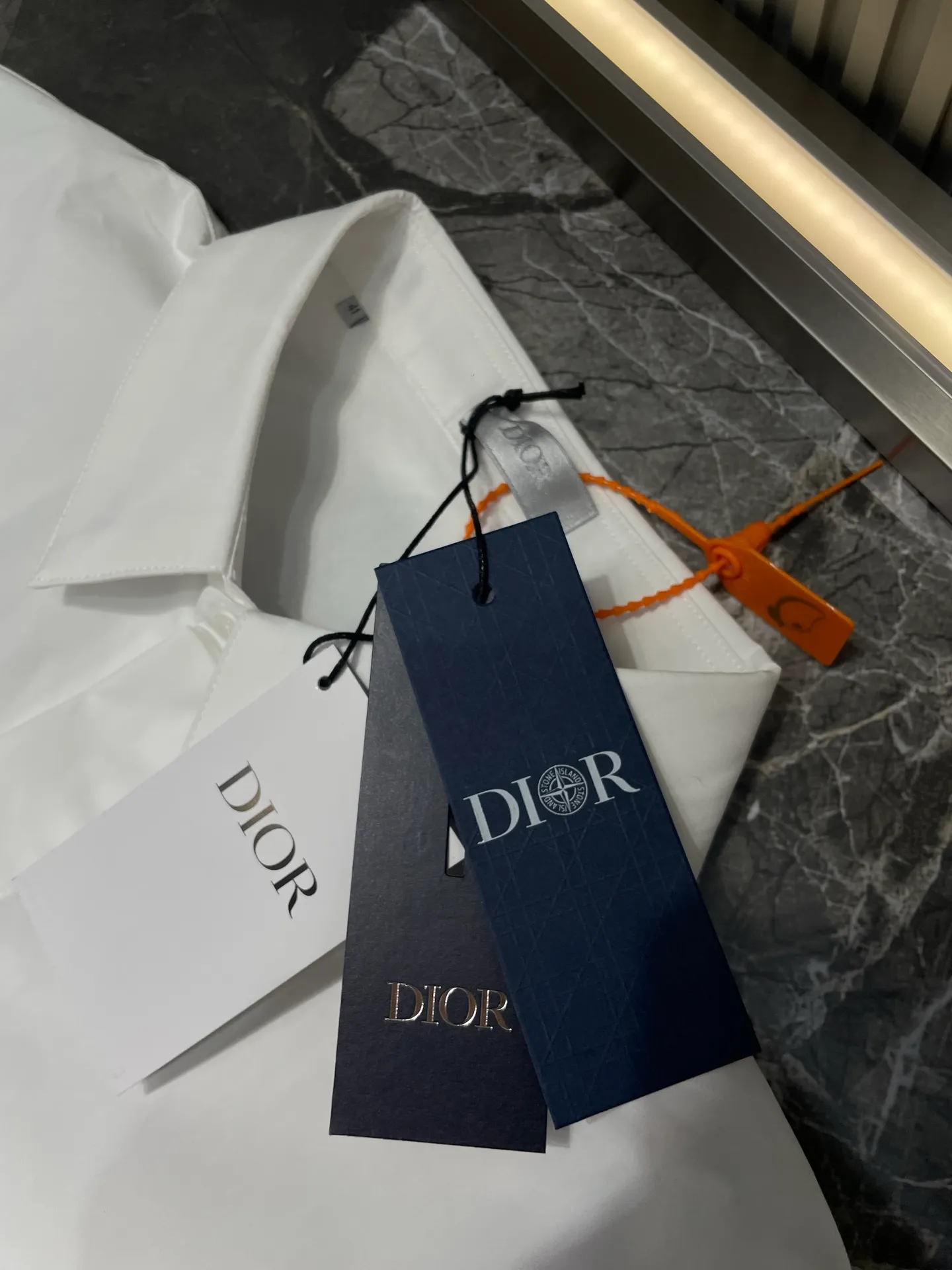 🅿️440 Dior🌟[Top original order] 2025ss embroidered lily of the valley lapel shirt short-sleeved flower. High-density silk shirt material, delicate and soft, highlighting inheritance and paying tribute to this historic year. Using imported machine embroidery technology, using advanced computer control system and precision mechanical components, high precision, smooth and delicate lines. Using side-turn embedded stitching technology, can provide high-quality stitching effect, smooth and neat, neat and tidy human body three-dimensional cutting. Same style for men and women! Size: 39 40 41 42