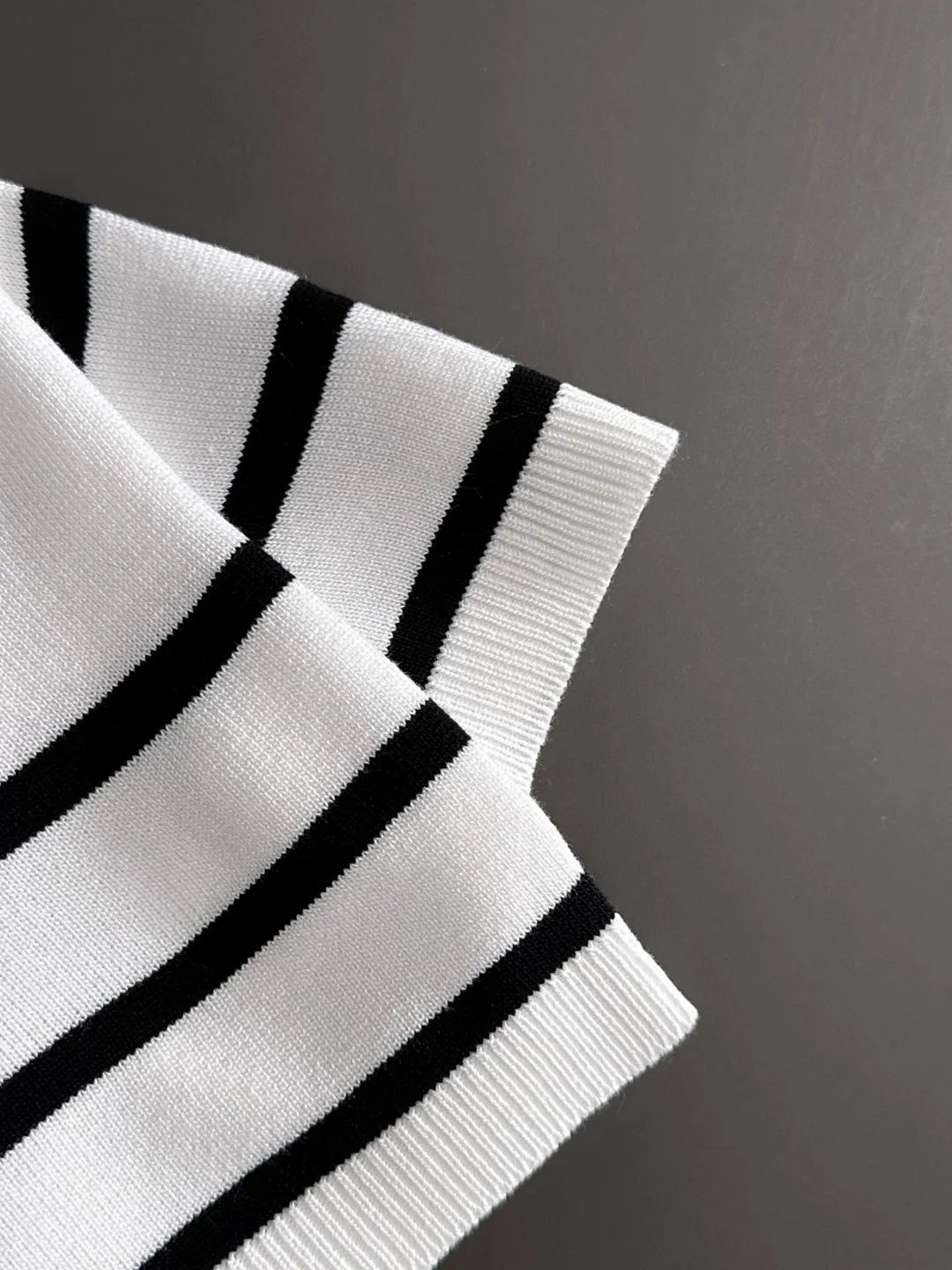 🅿️320 shipped next day, high quality Dior 2025 spring and summer new men's round neck short-sleeved T-shirt. Made of combed cotton yarn knitted cotton fabric, pure cotton high-weight special yarn, it feels heavy when weighed, and the upper body is more textured than ordinary T-shirts. This texture can cope with the weather easily, suitable for both hot and cold! The pattern on the chest adopts three-dimensional embroidery technology, and is perfectly produced stitch by stitch with reference to the original version! Loose fit design, looks noble. Size: M to XXXL