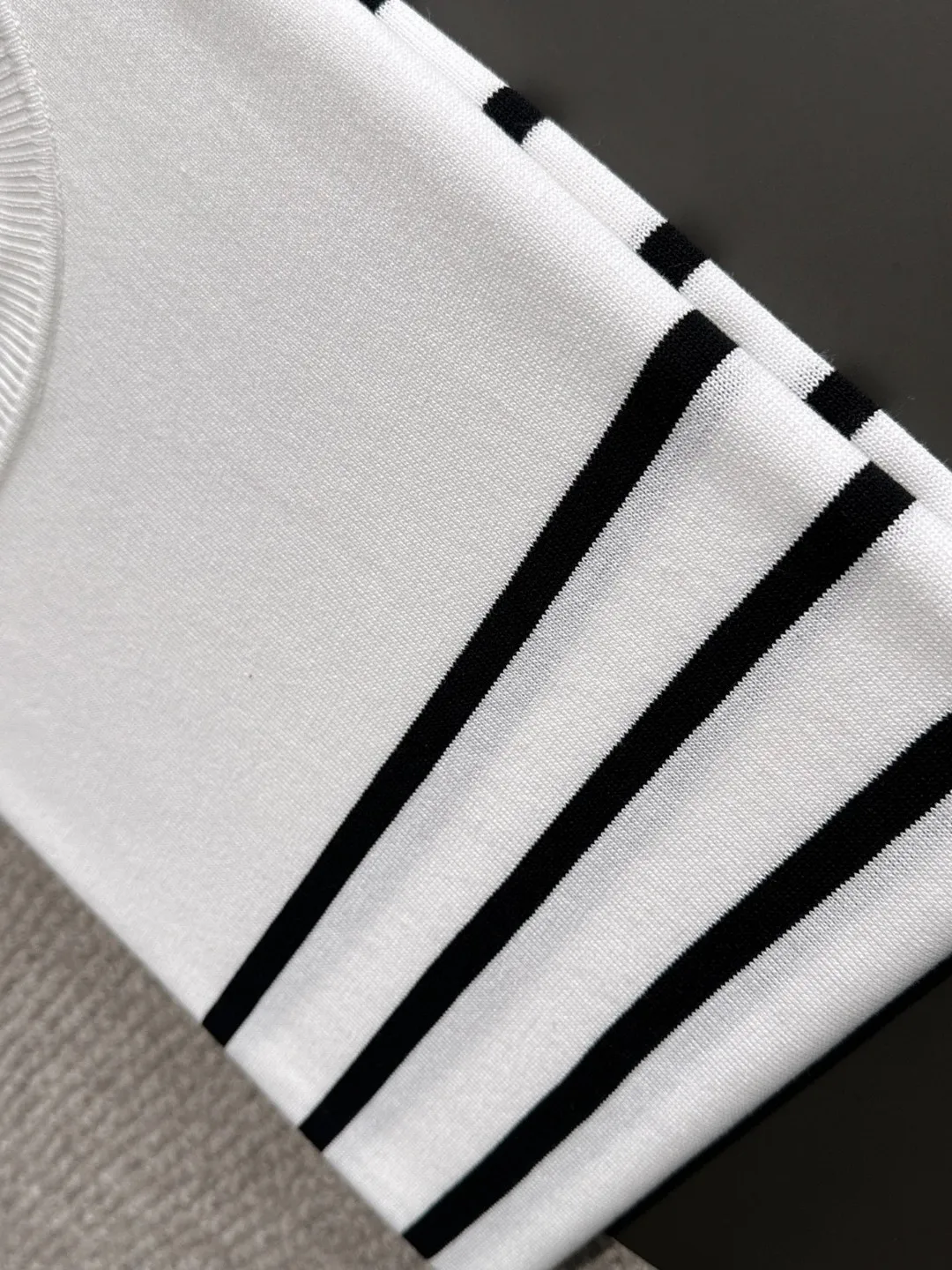 🅿️320 shipped next day, high quality Dior 2025 spring and summer new men's round neck short-sleeved T-shirt. Made of combed cotton yarn knitted cotton fabric, pure cotton high-weight special yarn, it feels heavy when weighed, and the upper body is more textured than ordinary T-shirts. This texture can cope with the weather easily, suitable for both hot and cold! The pattern on the chest adopts three-dimensional embroidery technology, and is perfectly produced stitch by stitch with reference to the original version! Loose fit design, looks noble. Size: M to XXXL