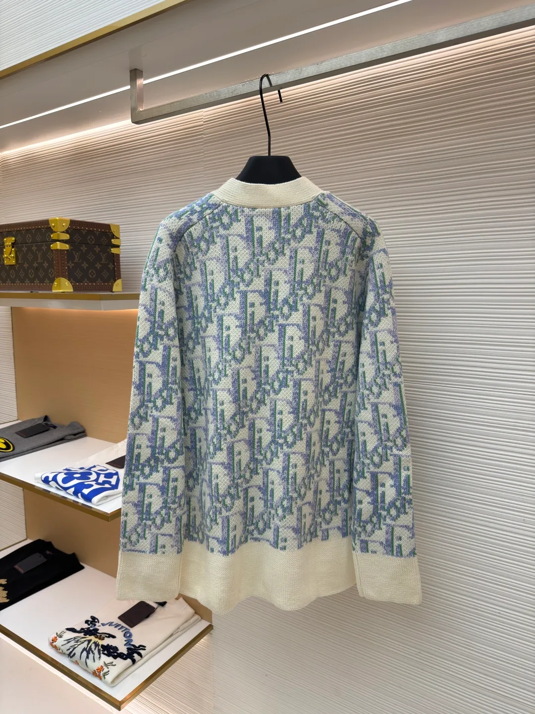 Dior presbyopic all-over cardigan sweater ●Item number: 1682047-B05 ●Fabric: wool blended fabric ●Technology: knitting ●Color: apricot purple ●Version: fitted version ●Weight: about 850 grams ●Size: S-M-L ●Description: Made of 55 wool blended material, 55% wool and 45% cotton, the weaving method adopts 10-count medium-thickness and fine lines, and is woven on a mouth-wool loom. The clothes can be washed in general. The washing water can effectively remove the odor of the clothes, while also increasing the feel of the clothes and fixing the shape of the clothes. The buttons are made of natural horn buttons, and each button is engraved with the Dior brand logo. Customized 1:1 trademark from imported materials. This knitted cardigan reinterprets Dior's classic Oblique print. Crafted from sheep wool jacquard, it features button fastening and ribbed details for a classic silhouette. Can be paired with a variety of outfits to show off your personality. Decorated with brown Oblique print throughout, ribbed cuffs with horn buttons and Dior logo engraved on the hem and 55/45 sheep wool hem. The overall wiring is straight and delicate, the fabric is comfortable and soft, and the color is consistent without color difference. It can be matched with the same style to create a fashionable look and control various occasions. Customized accessories, complete with three standards, same style for men and women!