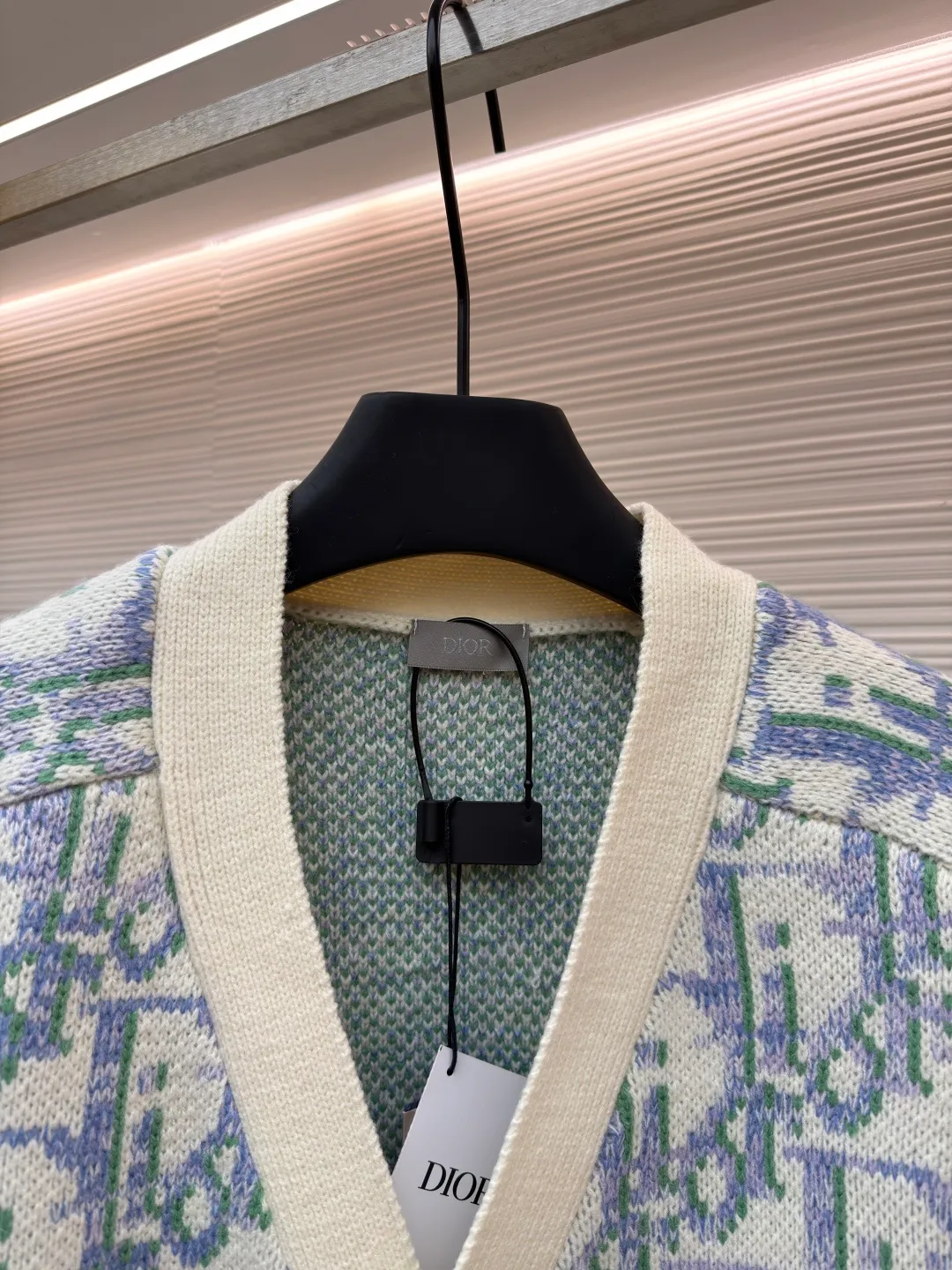 Dior presbyopic all-over cardigan sweater ●Item number: 1682047-B05 ●Fabric: wool blended fabric ●Technology: knitting ●Color: apricot purple ●Version: fitted version ●Weight: about 850 grams ●Size: S-M-L ●Description: Made of 55 wool blended material, 55% wool and 45% cotton, the weaving method adopts 10-count medium-thickness and fine lines, and is woven on a mouth-wool loom. The clothes can be washed in general. The washing water can effectively remove the odor of the clothes, while also increasing the feel of the clothes and fixing the shape of the clothes. The buttons are made of natural horn buttons, and each button is engraved with the Dior brand logo. Customized 1:1 trademark from imported materials. This knitted cardigan reinterprets Dior's classic Oblique print. Crafted from sheep wool jacquard, it features button fastening and ribbed details for a classic silhouette. Can be paired with a variety of outfits to show off your personality. Decorated with brown Oblique print throughout, ribbed cuffs with horn buttons and Dior logo engraved on the hem and 55/45 sheep wool hem. The overall wiring is straight and delicate, the fabric is comfortable and soft, and the color is consistent without color difference. It can be matched with the same style to create a fashionable look and control various occasions. Customized accessories, complete with three standards, same style for men and women!