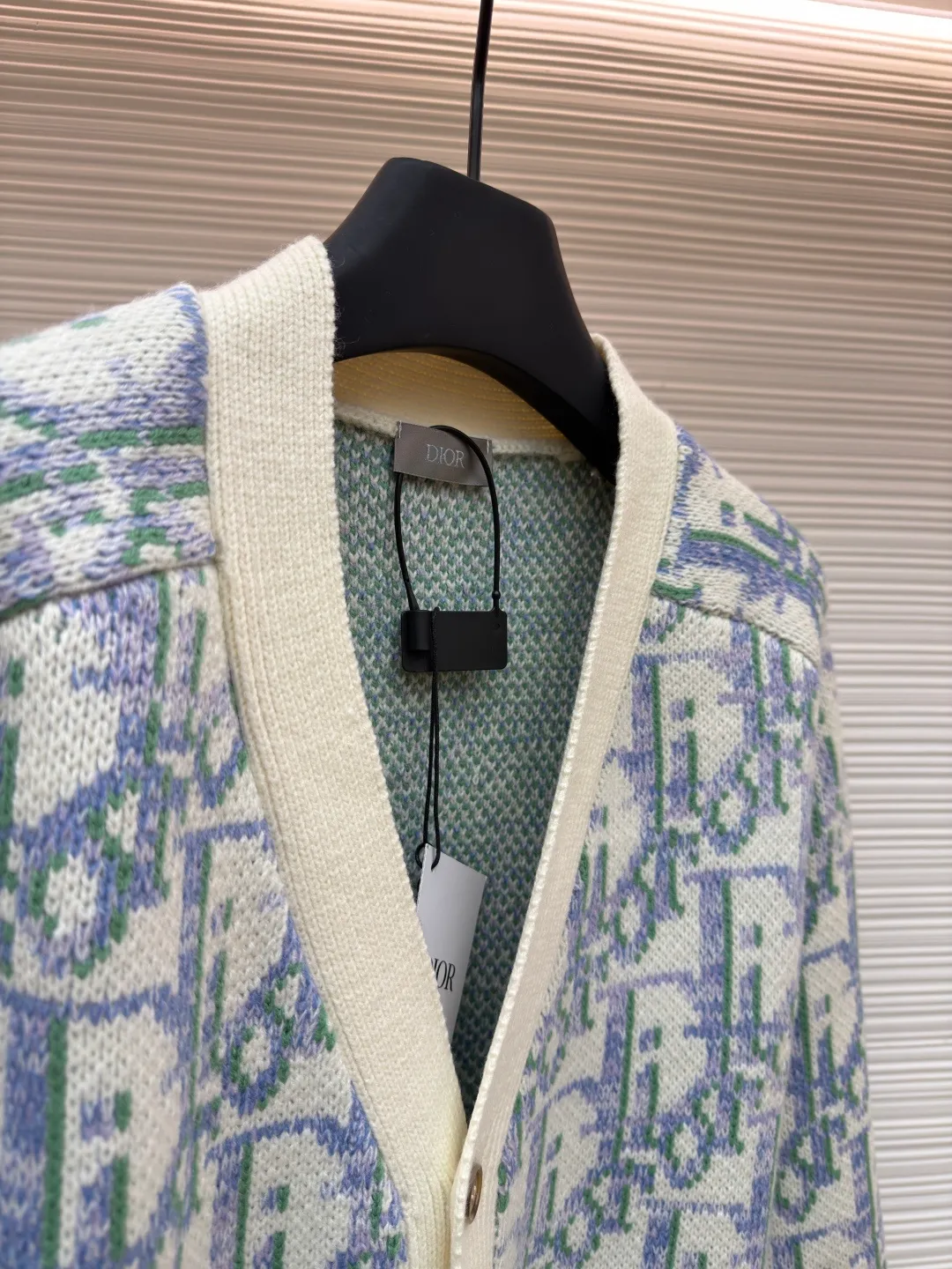 Dior presbyopic all-over cardigan sweater ●Item number: 1682047-B05 ●Fabric: wool blended fabric ●Technology: knitting ●Color: apricot purple ●Version: fitted version ●Weight: about 850 grams ●Size: S-M-L ●Description: Made of 55 wool blended material, 55% wool and 45% cotton, the weaving method adopts 10-count medium-thickness and fine lines, and is woven on a mouth-wool loom. The clothes can be washed in general. The washing water can effectively remove the odor of the clothes, while also increasing the feel of the clothes and fixing the shape of the clothes. The buttons are made of natural horn buttons, and each button is engraved with the Dior brand logo. Customized 1:1 trademark from imported materials. This knitted cardigan reinterprets Dior's classic Oblique print. Crafted from sheep wool jacquard, it features button fastening and ribbed details for a classic silhouette. Can be paired with a variety of outfits to show off your personality. Decorated with brown Oblique print throughout, ribbed cuffs with horn buttons and Dior logo engraved on the hem and 55/45 sheep wool hem. The overall wiring is straight and delicate, the fabric is comfortable and soft, and the color is consistent without color difference. It can be matched with the same style to create a fashionable look and control various occasions. Customized accessories, complete with three standards, same style for men and women!