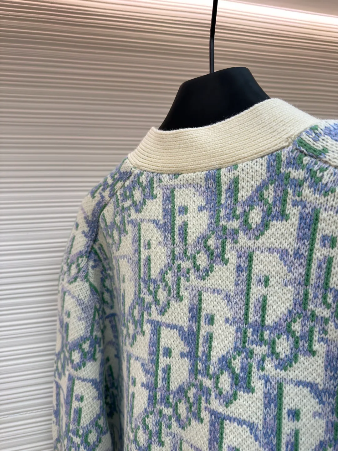 Dior presbyopic all-over cardigan sweater ●Item number: 1682047-B05 ●Fabric: wool blended fabric ●Technology: knitting ●Color: apricot purple ●Version: fitted version ●Weight: about 850 grams ●Size: S-M-L ●Description: Made of 55 wool blended material, 55% wool and 45% cotton, the weaving method adopts 10-count medium-thickness and fine lines, and is woven on a mouth-wool loom. The clothes can be washed in general. The washing water can effectively remove the odor of the clothes, while also increasing the feel of the clothes and fixing the shape of the clothes. The buttons are made of natural horn buttons, and each button is engraved with the Dior brand logo. Customized 1:1 trademark from imported materials. This knitted cardigan reinterprets Dior's classic Oblique print. Crafted from sheep wool jacquard, it features button fastening and ribbed details for a classic silhouette. Can be paired with a variety of outfits to show off your personality. Decorated with brown Oblique print throughout, ribbed cuffs with horn buttons and Dior logo engraved on the hem and 55/45 sheep wool hem. The overall wiring is straight and delicate, the fabric is comfortable and soft, and the color is consistent without color difference. It can be matched with the same style to create a fashionable look and control various occasions. Customized accessories, complete with three standards, same style for men and women!