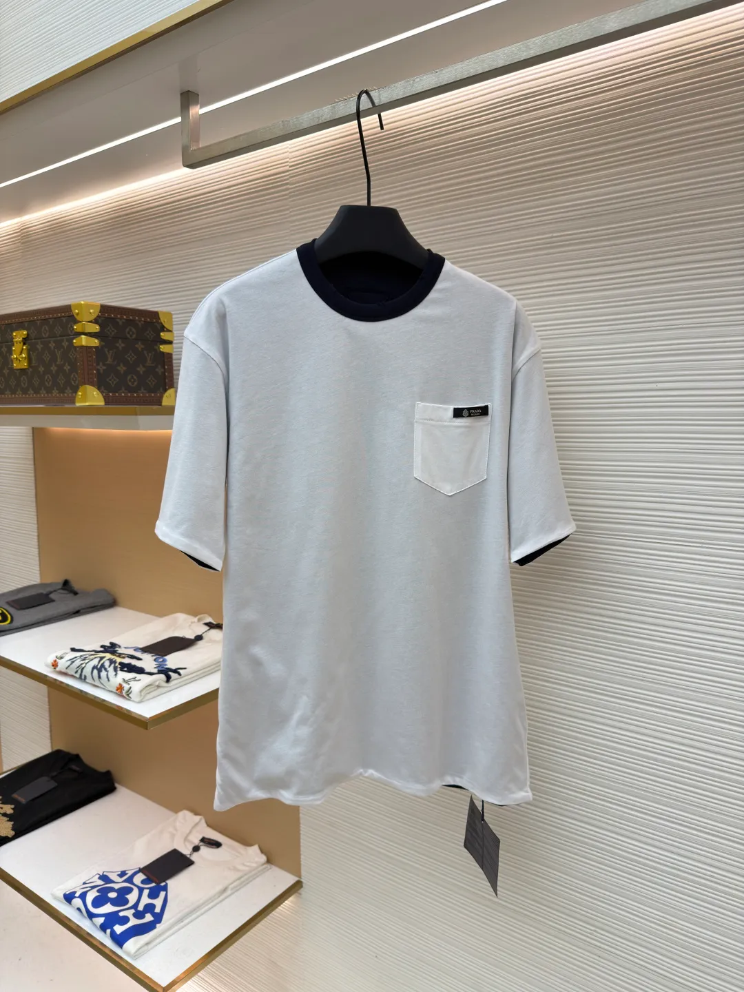 Prada double-sided design logo short sleeves ●Original version: Purchased and developed at 9150 ●Item number: 1682527-A15 ●Material: Velvet-feel plain cotton fabric ●Technology: Precision splicing and seaming production ●Color: Navy blue ●Version: Fitted version ●Weight: about 330 grams ●Size: S-M-L-XL ●Description: Customized velvet-feel plain cotton, soft and delicate, comfortable and close to the skin, twin aesthetics of gray and white interweaving Wearing the minimalist philosophy of two souls, the cloud white on the front uses Prada label details to define high-end restraint. The contrasting rib collar locks all eyes. The high-grade gray on the back uses the back triangle to highlight the essence of the brand. It is a quiet but unignorable presence. Combined with the frayed design, it is sublimated, filled with artistic atmosphere, double-sided elegance, and leads the trend. Precise splicing and seaming technology uses advanced sewing technology and equipment to ensure that the splicing of each short sleeve is smooth and tight, with smooth lines, and there will be no gaps inside and outside. The neckline is sewn using a computerized double-needle sewing process, using an advanced control system to sew two parallel stitches at the same time. Ensure that the size and shape of the neckline remain consistent, and use positioning and manual fraying. Local friction and wear on the fabric through manual operation will cause a natural damage effect on the surface of the fabric. The overall wiring is straight and delicate, the fabric is comfortable and soft, and the color is consistent without color difference. It can be matched with the same style to create a fashionable look and control various occasions. Customized accessories, complete with three standards, same style for men and women!