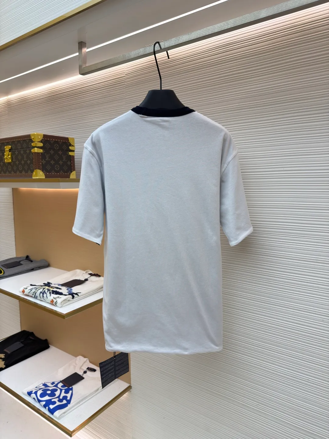Prada double-sided design logo short sleeves ●Original version: Purchased and developed at 9150 ●Item number: 1682527-A15 ●Material: Velvet-feel plain cotton fabric ●Technology: Precision splicing and seaming production ●Color: Navy blue ●Version: Fitted version ●Weight: about 330 grams ●Size: S-M-L-XL ●Description: Customized velvet-feel plain cotton, soft and delicate, comfortable and close to the skin, twin aesthetics of gray and white interweaving Wearing the minimalist philosophy of two souls, the cloud white on the front uses Prada label details to define high-end restraint. The contrasting rib collar locks all eyes. The high-grade gray on the back uses the back triangle to highlight the essence of the brand. It is a quiet but unignorable presence. Combined with the frayed design, it is sublimated, filled with artistic atmosphere, double-sided elegance, and leads the trend. Precise splicing and seaming technology uses advanced sewing technology and equipment to ensure that the splicing of each short sleeve is smooth and tight, with smooth lines, and there will be no gaps inside and outside. The neckline is sewn using a computerized double-needle sewing process, using an advanced control system to sew two parallel stitches at the same time. Ensure that the size and shape of the neckline remain consistent, and use positioning and manual fraying. Local friction and wear on the fabric through manual operation will cause a natural damage effect on the surface of the fabric. The overall wiring is straight and delicate, the fabric is comfortable and soft, and the color is consistent without color difference. It can be matched with the same style to create a fashionable look and control various occasions. Customized accessories, complete with three standards, same style for men and women!