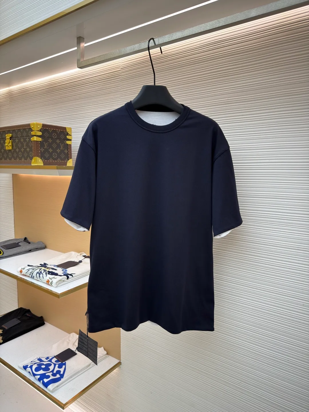 Prada double-sided design logo short sleeves ●Original version: Purchased and developed at 9150 ●Item number: 1682527-A15 ●Material: Velvet-feel plain cotton fabric ●Technology: Precision splicing and seaming production ●Color: Navy blue ●Version: Fitted version ●Weight: about 330 grams ●Size: S-M-L-XL ●Description: Customized velvet-feel plain cotton, soft and delicate, comfortable and close to the skin, twin aesthetics of gray and white interweaving Wearing the minimalist philosophy of two souls, the cloud white on the front uses Prada label details to define high-end restraint. The contrasting rib collar locks all eyes. The high-grade gray on the back uses the back triangle to highlight the essence of the brand. It is a quiet but unignorable presence. Combined with the frayed design, it is sublimated, filled with artistic atmosphere, double-sided elegance, and leads the trend. Precise splicing and seaming technology uses advanced sewing technology and equipment to ensure that the splicing of each short sleeve is smooth and tight, with smooth lines, and there will be no gaps inside and outside. The neckline is sewn using a computerized double-needle sewing process, using an advanced control system to sew two parallel stitches at the same time. Ensure that the size and shape of the neckline remain consistent, and use positioning and manual fraying. Local friction and wear on the fabric through manual operation will cause a natural damage effect on the surface of the fabric. The overall wiring is straight and delicate, the fabric is comfortable and soft, and the color is consistent without color difference. It can be matched with the same style to create a fashionable look and control various occasions. Customized accessories, complete with three standards, same style for men and women!