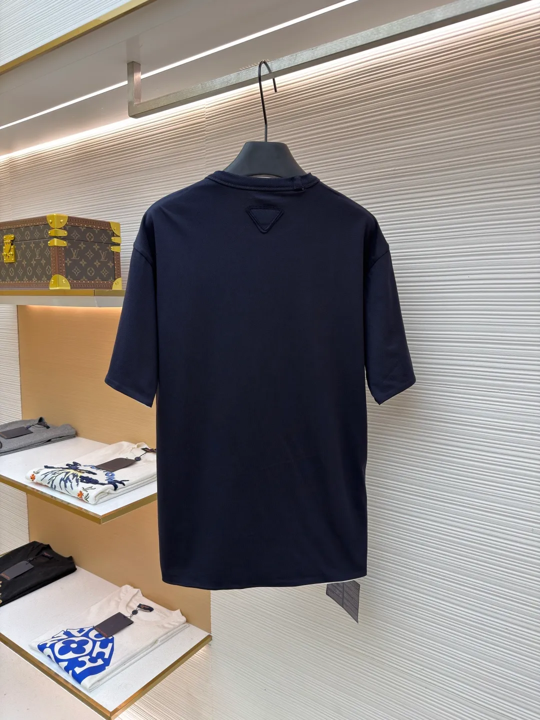 Prada double-sided design logo short sleeves ●Original version: Purchased and developed at 9150 ●Item number: 1682527-A15 ●Material: Velvet-feel plain cotton fabric ●Technology: Precision splicing and seaming production ●Color: Navy blue ●Version: Fitted version ●Weight: about 330 grams ●Size: S-M-L-XL ●Description: Customized velvet-feel plain cotton, soft and delicate, comfortable and close to the skin, twin aesthetics of gray and white interweaving Wearing the minimalist philosophy of two souls, the cloud white on the front uses Prada label details to define high-end restraint. The contrasting rib collar locks all eyes. The high-grade gray on the back uses the back triangle to highlight the essence of the brand. It is a quiet but unignorable presence. Combined with the frayed design, it is sublimated, filled with artistic atmosphere, double-sided elegance, and leads the trend. Precise splicing and seaming technology uses advanced sewing technology and equipment to ensure that the splicing of each short sleeve is smooth and tight, with smooth lines, and there will be no gaps inside and outside. The neckline is sewn using a computerized double-needle sewing process, using an advanced control system to sew two parallel stitches at the same time. Ensure that the size and shape of the neckline remain consistent, and use positioning and manual fraying. Local friction and wear on the fabric through manual operation will cause a natural damage effect on the surface of the fabric. The overall wiring is straight and delicate, the fabric is comfortable and soft, and the color is consistent without color difference. It can be matched with the same style to create a fashionable look and control various occasions. Customized accessories, complete with three standards, same style for men and women!