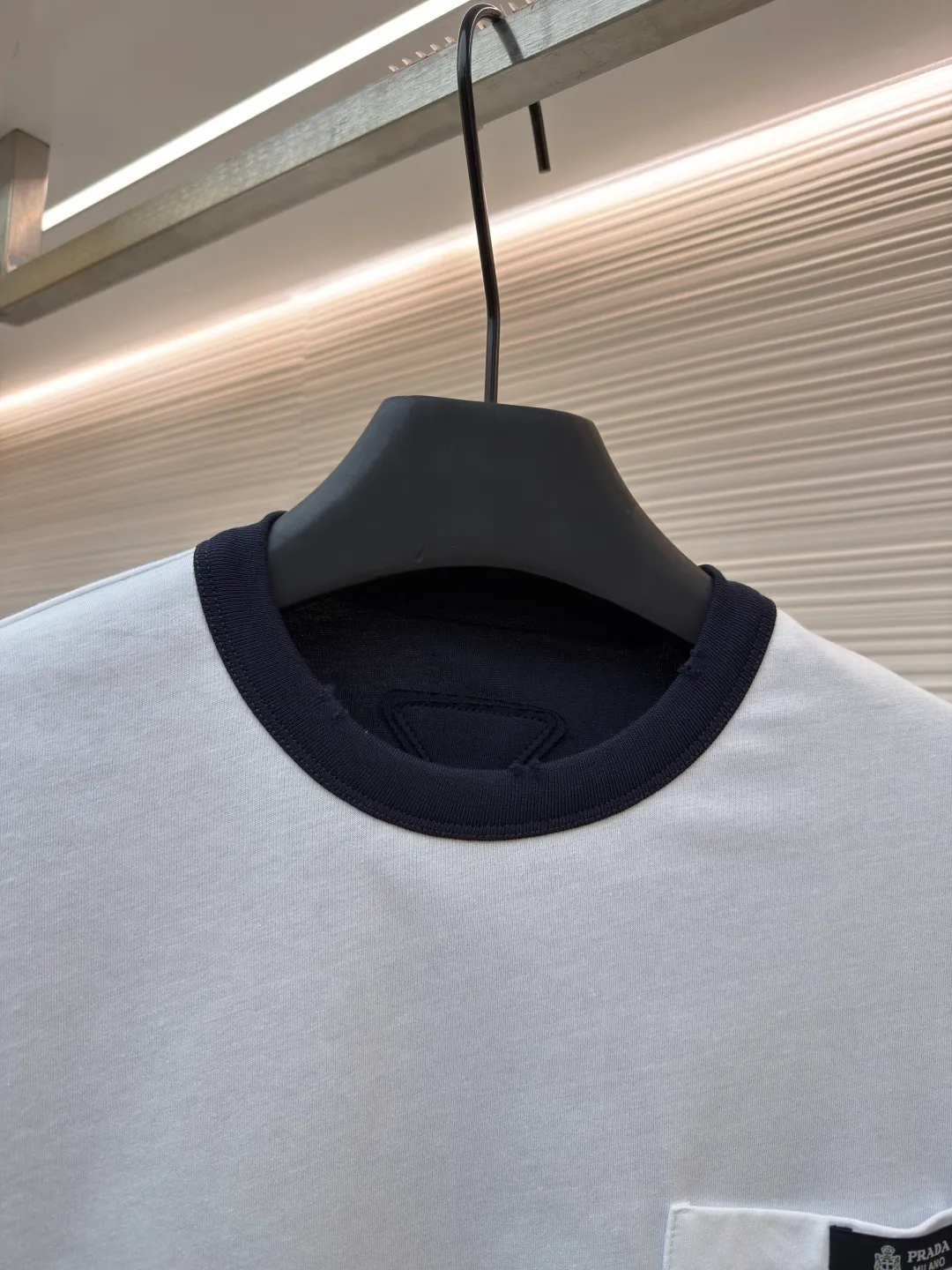 Prada double-sided design logo short sleeves ●Original version: Purchased and developed at 9150 ●Item number: 1682527-A15 ●Material: Velvet-feel plain cotton fabric ●Technology: Precision splicing and seaming production ●Color: Navy blue ●Version: Fitted version ●Weight: about 330 grams ●Size: S-M-L-XL ●Description: Customized velvet-feel plain cotton, soft and delicate, comfortable and close to the skin, twin aesthetics of gray and white interweaving Wearing the minimalist philosophy of two souls, the cloud white on the front uses Prada label details to define high-end restraint. The contrasting rib collar locks all eyes. The high-grade gray on the back uses the back triangle to highlight the essence of the brand. It is a quiet but unignorable presence. Combined with the frayed design, it is sublimated, filled with artistic atmosphere, double-sided elegance, and leads the trend. Precise splicing and seaming technology uses advanced sewing technology and equipment to ensure that the splicing of each short sleeve is smooth and tight, with smooth lines, and there will be no gaps inside and outside. The neckline is sewn using a computerized double-needle sewing process, using an advanced control system to sew two parallel stitches at the same time. Ensure that the size and shape of the neckline remain consistent, and use positioning and manual fraying. Local friction and wear on the fabric through manual operation will cause a natural damage effect on the surface of the fabric. The overall wiring is straight and delicate, the fabric is comfortable and soft, and the color is consistent without color difference. It can be matched with the same style to create a fashionable look and control various occasions. Customized accessories, complete with three standards, same style for men and women!