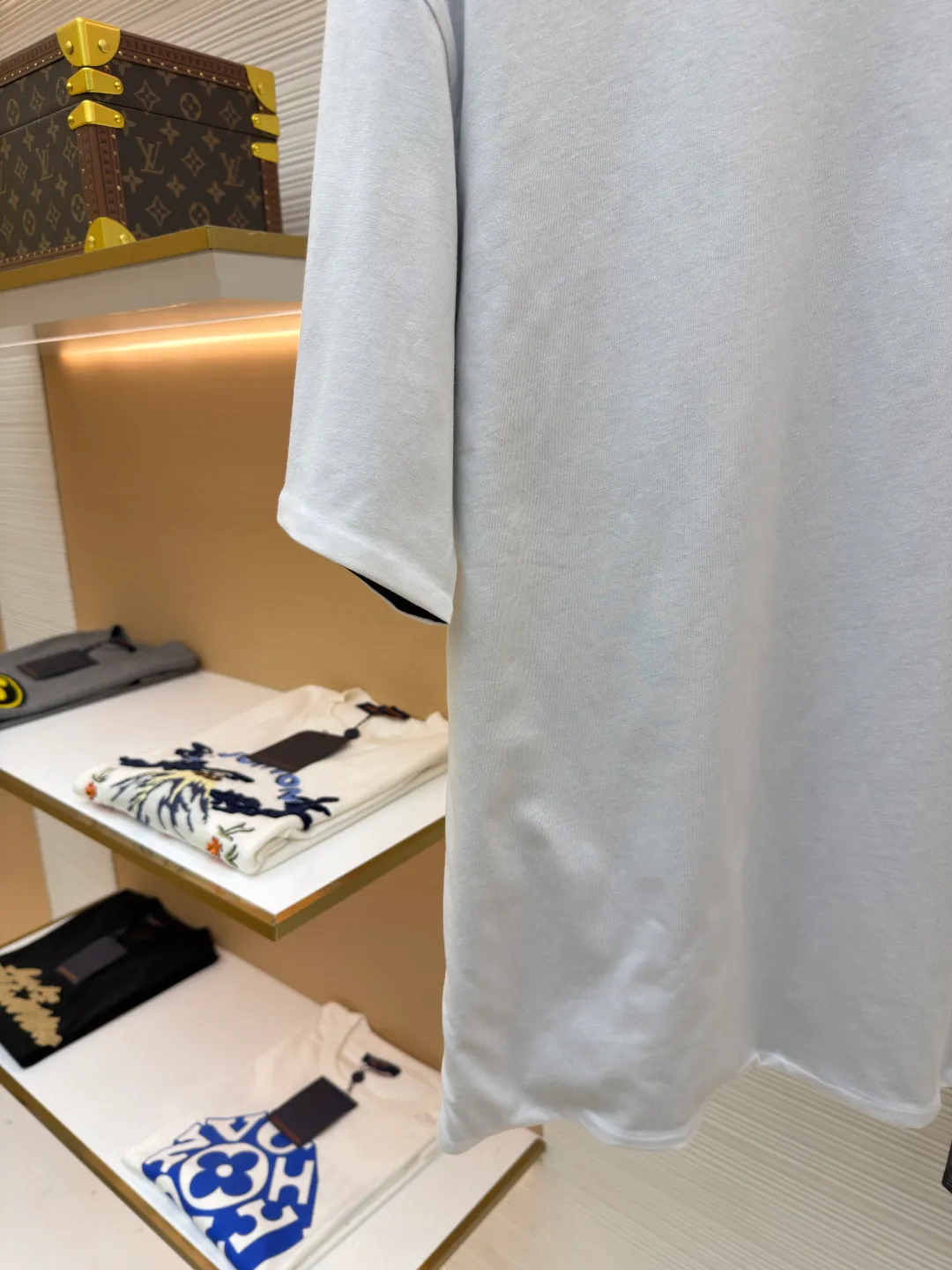 Prada double-sided design logo short sleeves ●Original version: Purchased and developed at 9150 ●Item number: 1682527-A15 ●Material: Velvet-feel plain cotton fabric ●Technology: Precision splicing and seaming production ●Color: Navy blue ●Version: Fitted version ●Weight: about 330 grams ●Size: S-M-L-XL ●Description: Customized velvet-feel plain cotton, soft and delicate, comfortable and close to the skin, twin aesthetics of gray and white interweaving Wearing the minimalist philosophy of two souls, the cloud white on the front uses Prada label details to define high-end restraint. The contrasting rib collar locks all eyes. The high-grade gray on the back uses the back triangle to highlight the essence of the brand. It is a quiet but unignorable presence. Combined with the frayed design, it is sublimated, filled with artistic atmosphere, double-sided elegance, and leads the trend. Precise splicing and seaming technology uses advanced sewing technology and equipment to ensure that the splicing of each short sleeve is smooth and tight, with smooth lines, and there will be no gaps inside and outside. The neckline is sewn using a computerized double-needle sewing process, using an advanced control system to sew two parallel stitches at the same time. Ensure that the size and shape of the neckline remain consistent, and use positioning and manual fraying. Local friction and wear on the fabric through manual operation will cause a natural damage effect on the surface of the fabric. The overall wiring is straight and delicate, the fabric is comfortable and soft, and the color is consistent without color difference. It can be matched with the same style to create a fashionable look and control various occasions. Customized accessories, complete with three standards, same style for men and women!