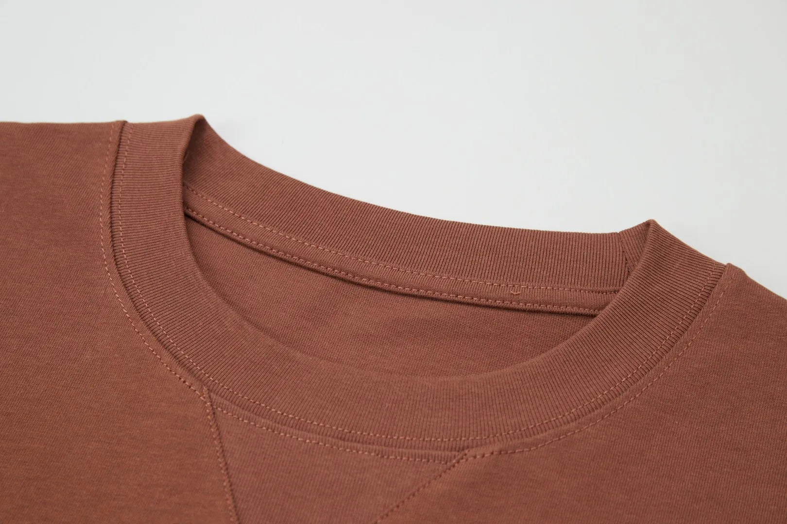 🅿️210 ✨DIO✨🆕25SS early spring new color letter direct spray short sleeves light luxury essential item for daily commuting for men and women correct version welcome to compare detailed features · 260g 100% pure cotton double yarn jersey fabric · Custom dyed in the same cylinder, special thickening 32 double-strand 1X1 threads · Imported digital Kangli direct spray printing · Double-needle cross-stitching technology + V-shaped neckline · Original main mark, washed tag, branded moisture-proof paper packaging Color: black/brown/white Size: S/M/L/XL