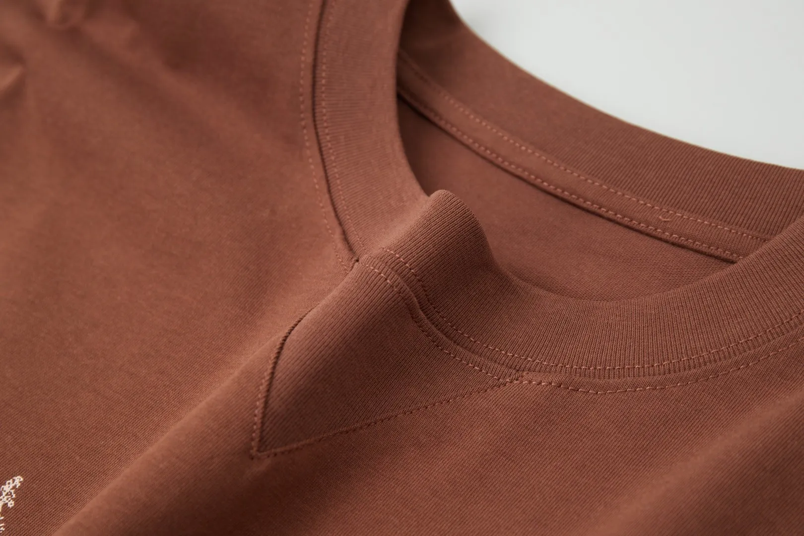 🅿️210 ✨DIO✨🆕25SS early spring new color letter direct spray short sleeves light luxury essential item for daily commuting for men and women correct version welcome to compare detailed features · 260g 100% pure cotton double yarn jersey fabric · Custom dyed in the same cylinder, special thickening 32 double-strand 1X1 threads · Imported digital Kangli direct spray printing · Double-needle cross-stitching technology + V-shaped neckline · Original main mark, washed tag, branded moisture-proof paper packaging Color: black/brown/white Size: S/M/L/XL