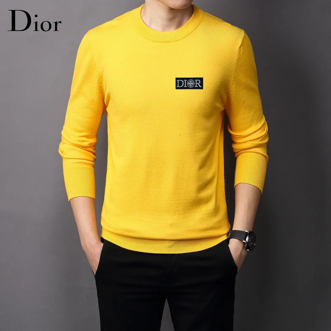 🅿️240 【DIOR】Autumn and winter classic round neck pullover sweater, in full condition! ! ! Wool blended fabric, the latest model in 2025, golden ratio! ! Slim-fitting soft gold, versatile and practical item, the combination and practicality are extremely powerful, simple and elegant, and classy! To create your own style, it is highly recommended to buy it in two colors. The standard slim fit tailoring process is suitable for both young and old men. It is knitted from wool and will not cause any discomfort! While keeping warm, it is stylish, textured and wearable, and the classic logo with contrasting colors on the chest feels in place! ! Recommended for regular customers! ! Size M-3XL (maximum wear: 190 pounds)