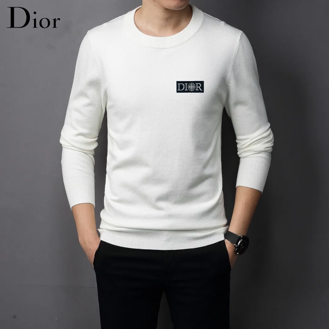 🅿️240 【DIOR】Autumn and winter classic round neck pullover sweater, in full condition! ! ! Wool blended fabric, the latest model in 2025, golden ratio! ! Slim-fitting soft gold, versatile and practical item, the combination and practicality are extremely powerful, simple and elegant, and classy! To create your own style, it is highly recommended to buy it in two colors. The standard slim fit tailoring process is suitable for both young and old men. It is knitted from wool and will not cause any discomfort! While keeping warm, it is stylish, textured and wearable, and the classic logo with contrasting colors on the chest feels in place! ! Recommended for regular customers! ! Size M-3XL (maximum wear: 190 pounds)