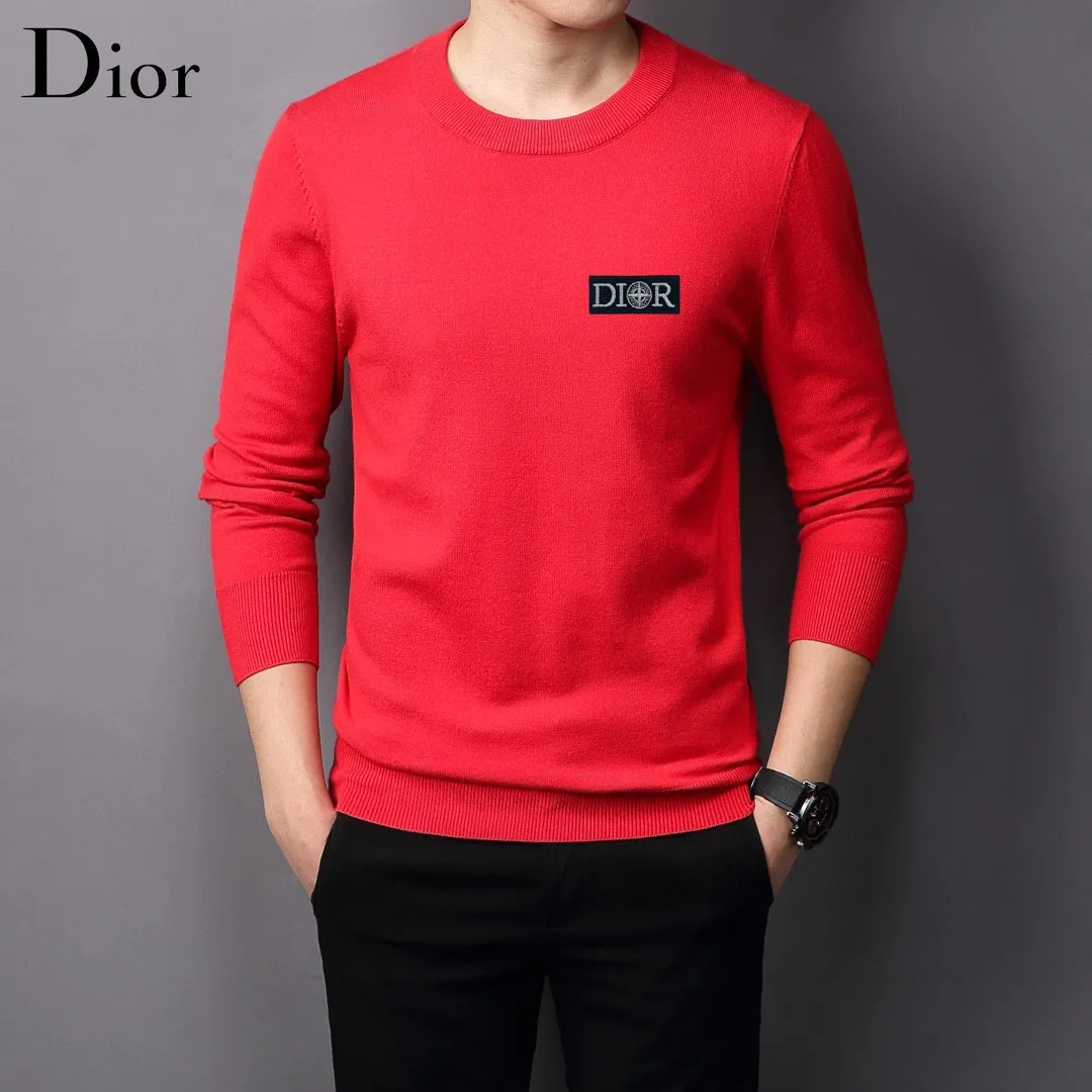 🅿️240 【DIOR】Autumn and winter classic round neck pullover sweater, in full condition! ! ! Wool blended fabric, the latest model in 2025, golden ratio! ! Slim-fitting soft gold, versatile and practical item, the combination and practicality are extremely powerful, simple and elegant, and classy! To create your own style, it is highly recommended to buy it in two colors. The standard slim fit tailoring process is suitable for both young and old men. It is knitted from wool and will not cause any discomfort! While keeping warm, it is stylish, textured and wearable, and the classic logo with contrasting colors on the chest feels in place! ! Recommended for regular customers! ! Size M-3XL (maximum wear: 190 pounds)